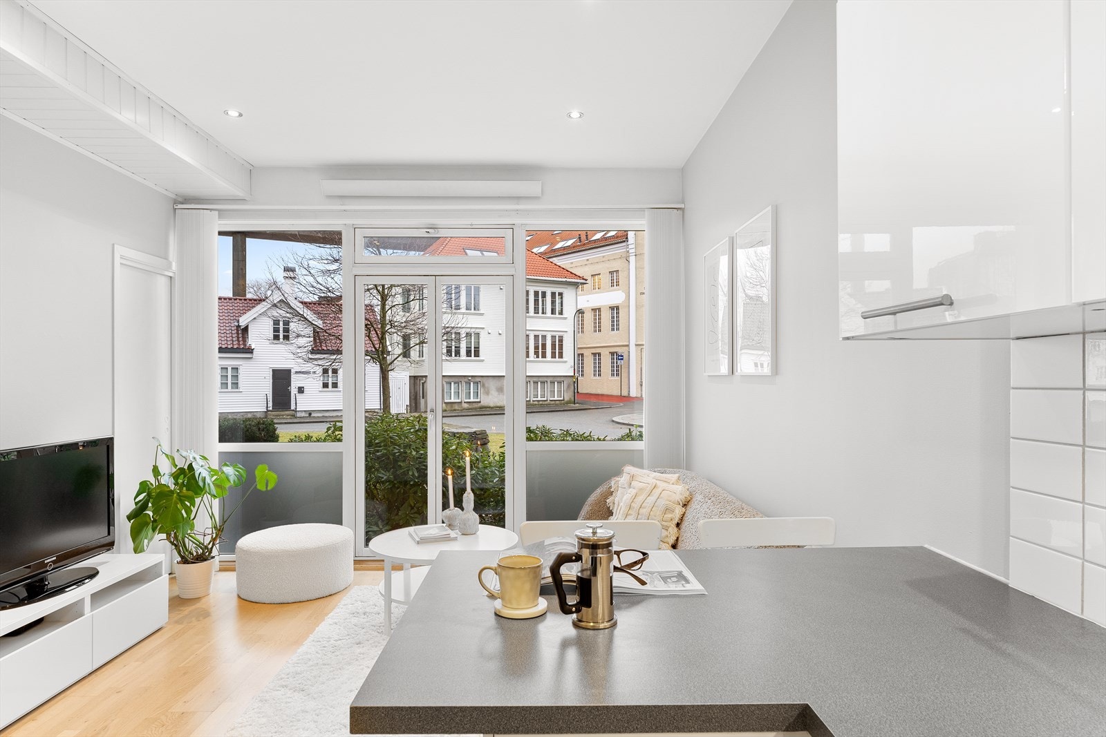 Utgang til liten terrasseplatting utenfor leiligheten Galleribilde