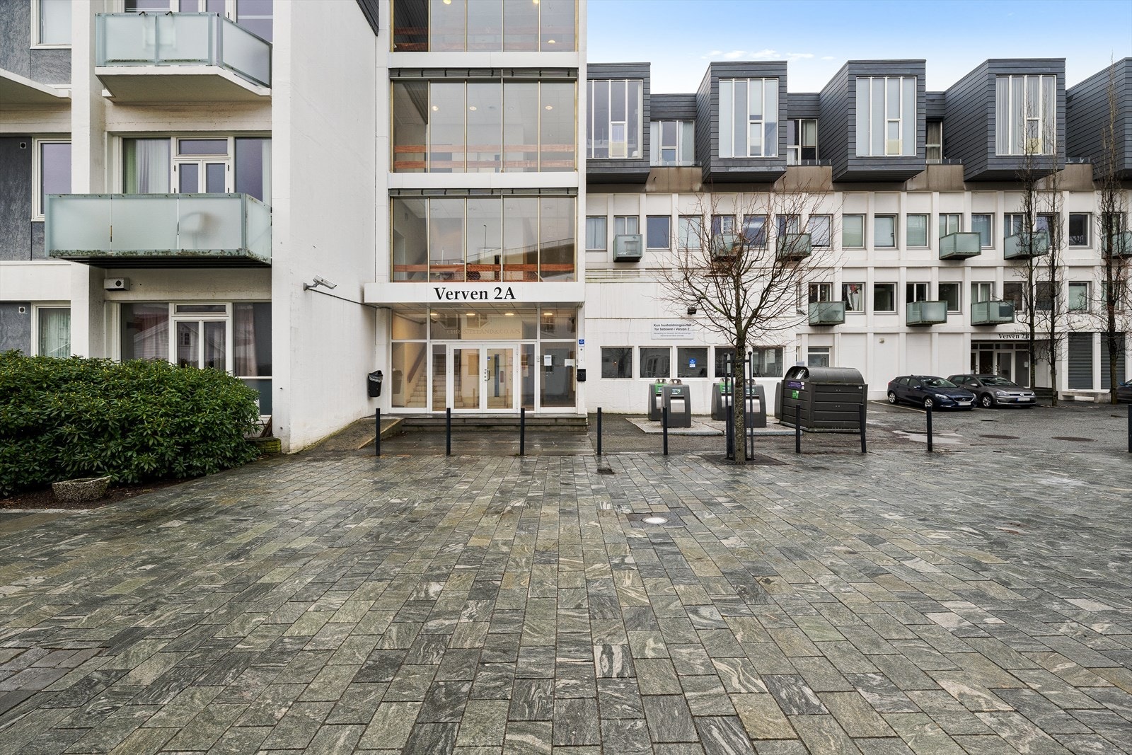 Inngangsparti og sykkelgarasje Galleribilde