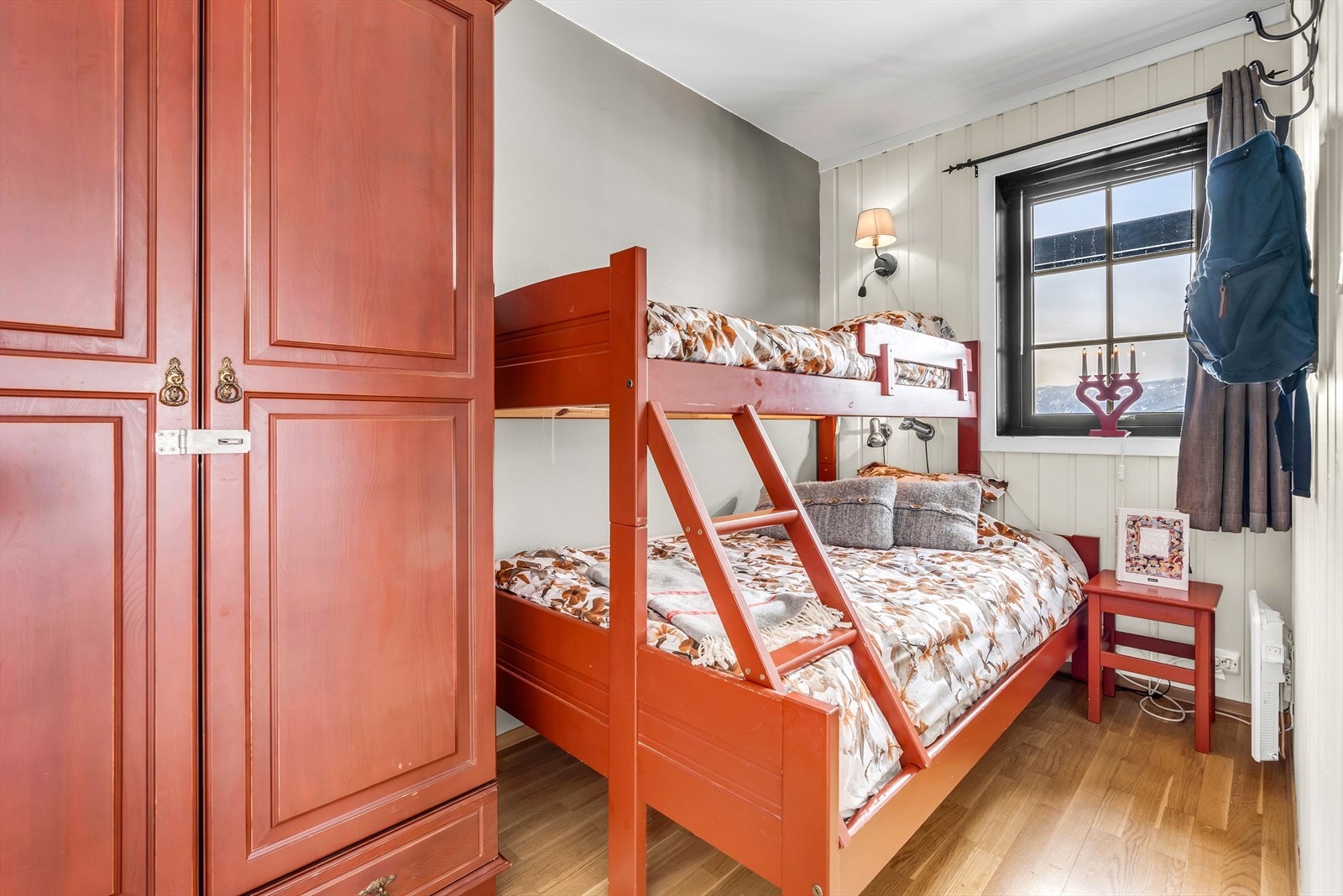 Soverom 2 er innredet med køyeseng for flere sengeplasser og garderobeskap i matchende farge Galleribilde