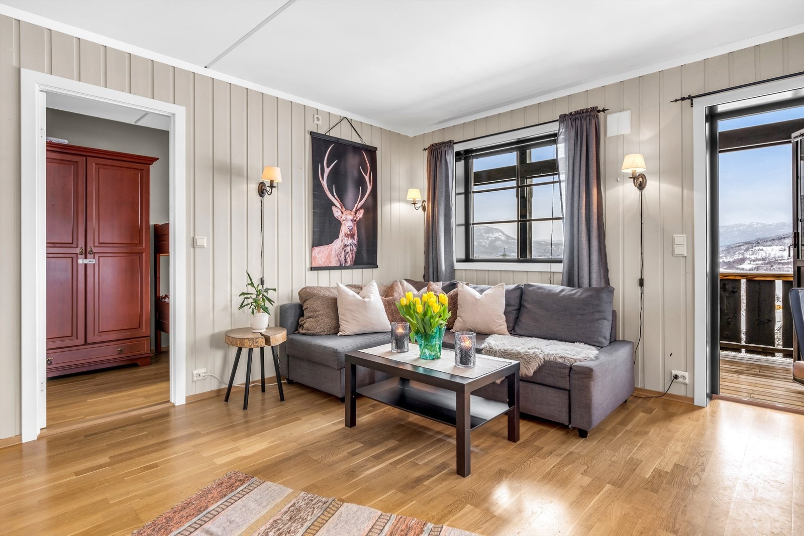 Leilighetens gulvoverflater er av trestavs parkett Galleribilde