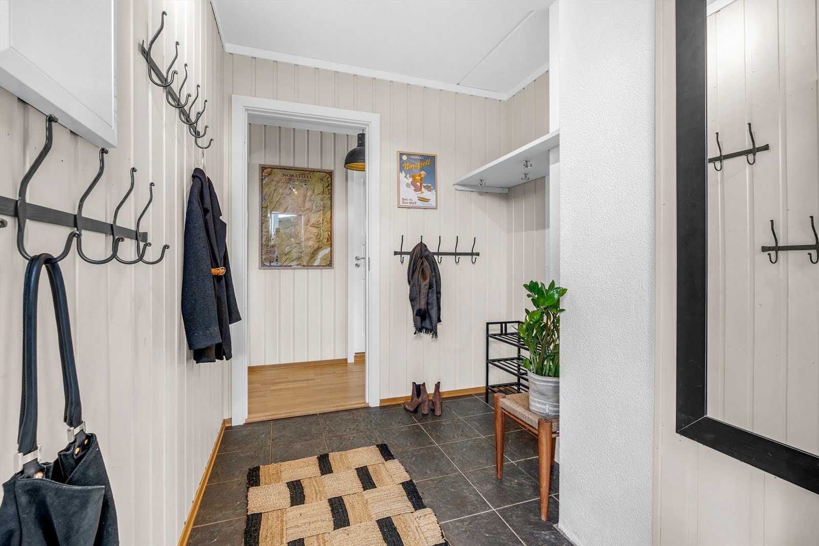 Gang med plass til skiutstyr Galleribilde