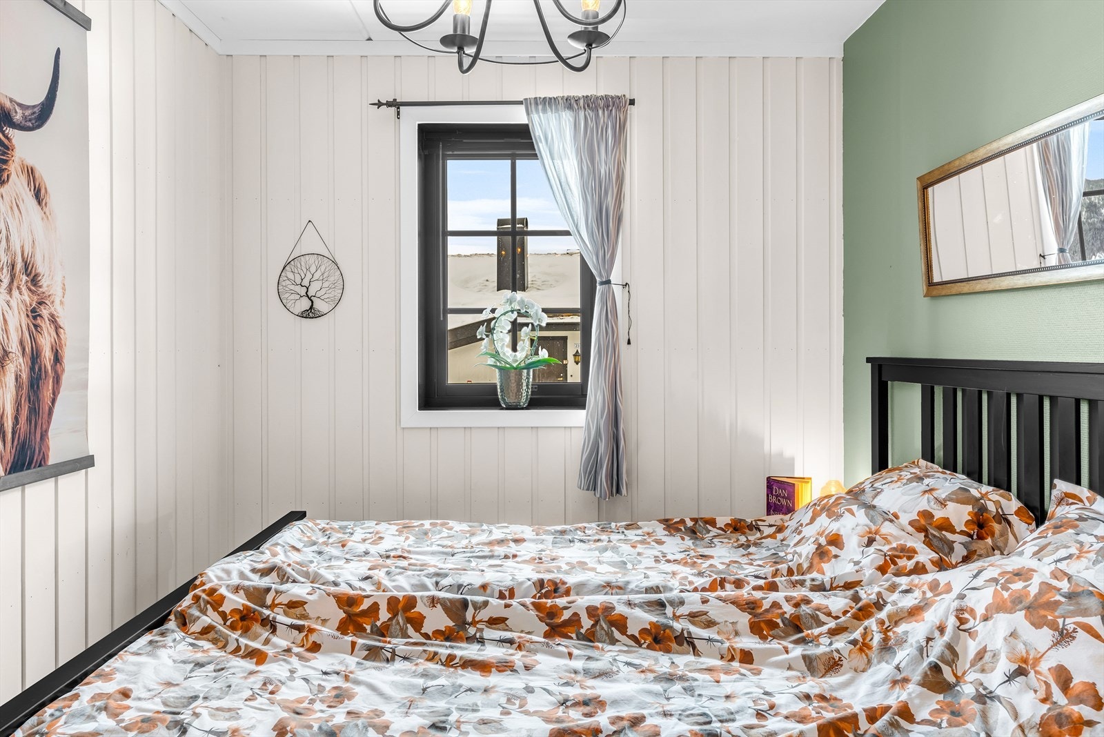 Veggene i leiligheten er av malt trepanel og enkelte kontrastvegger av malt glassfiber på mur Galleribilde