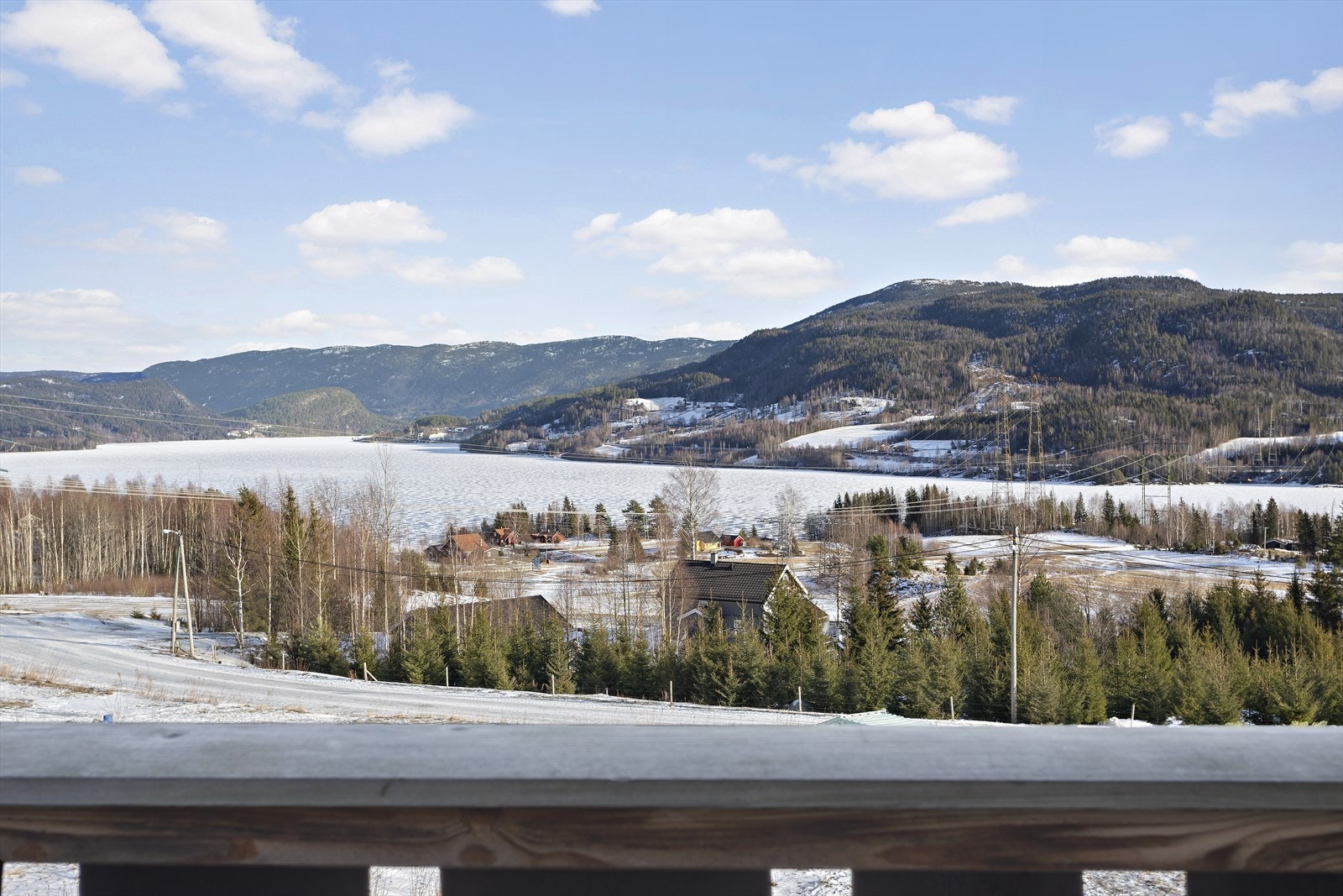 Leiligheten er beliggende i byggets 2.etasje og har en flott utsikt mot Krøderfjorden Galleribilde