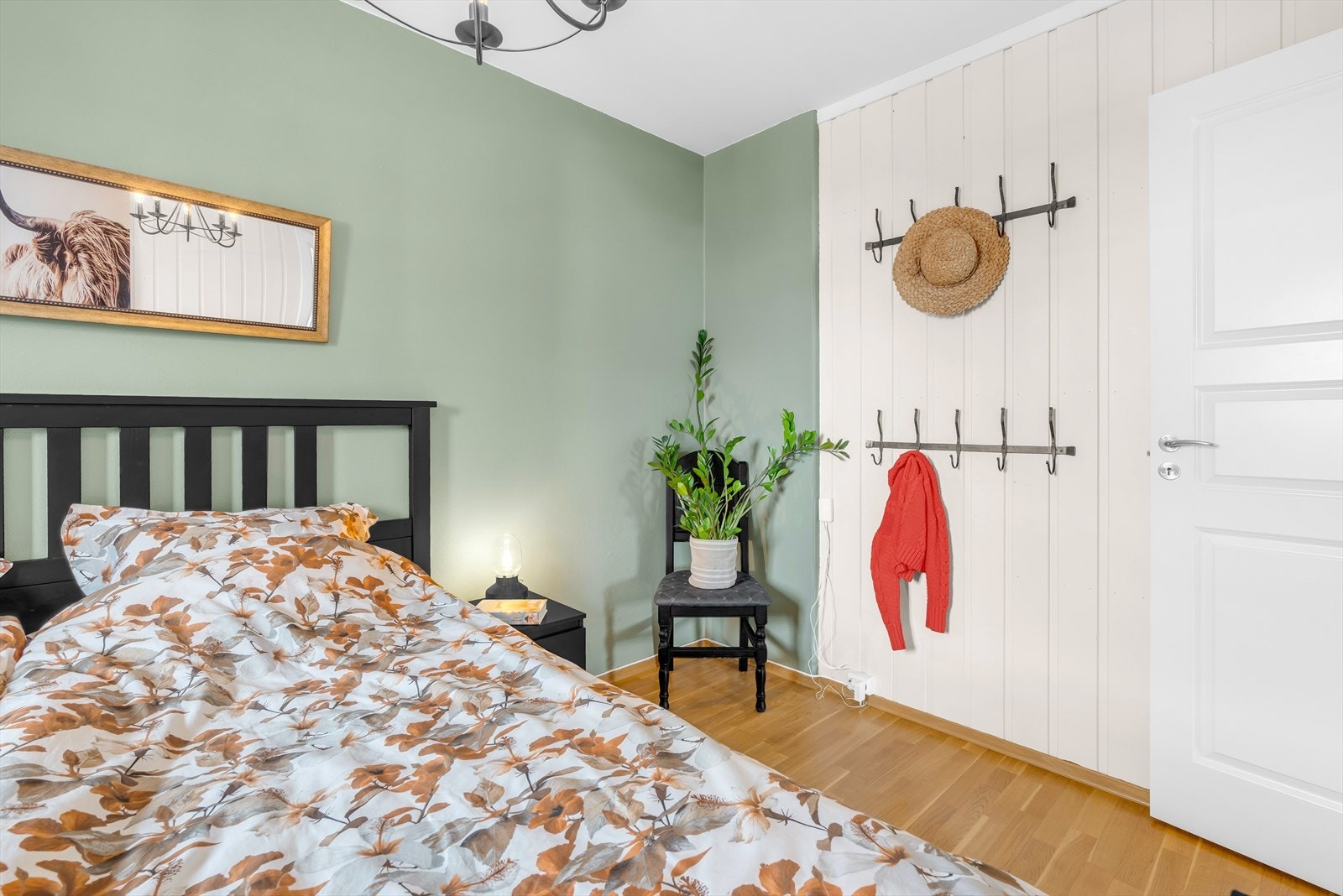 Stikkontakt på hver side av sengen som gjør det enkelt å plassere nattbord med leselys Galleribilde