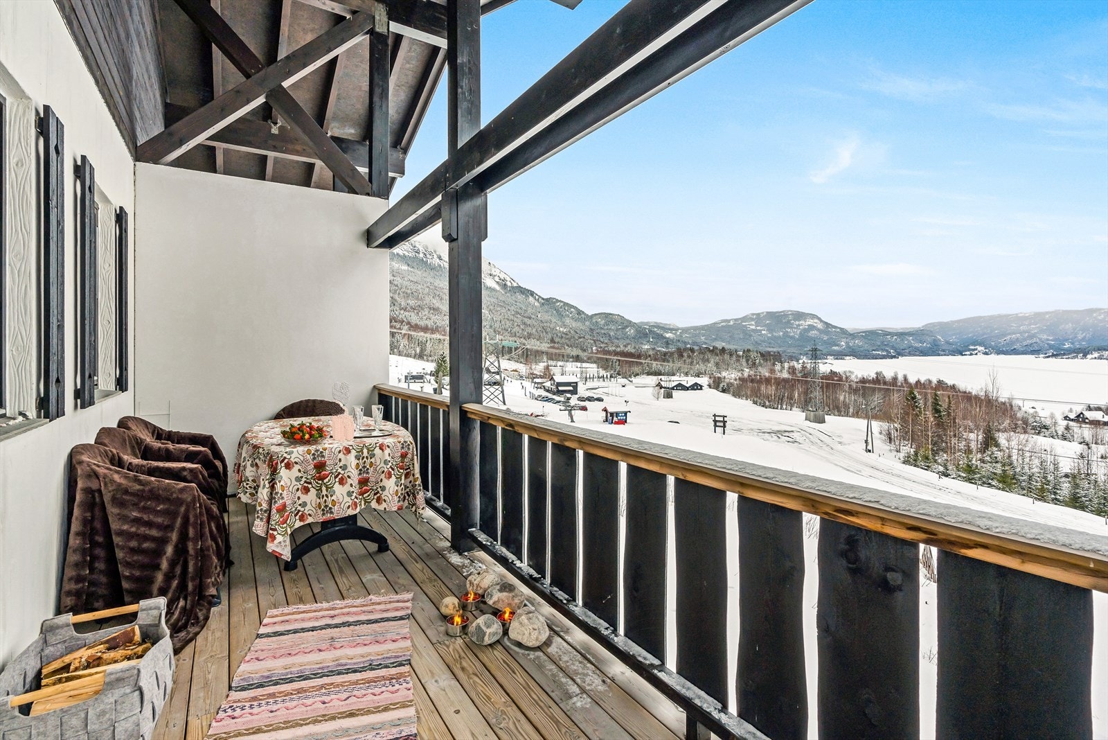 Nordøstvendt veranda med flott utsikt mot Krøderfjorden Galleribilde