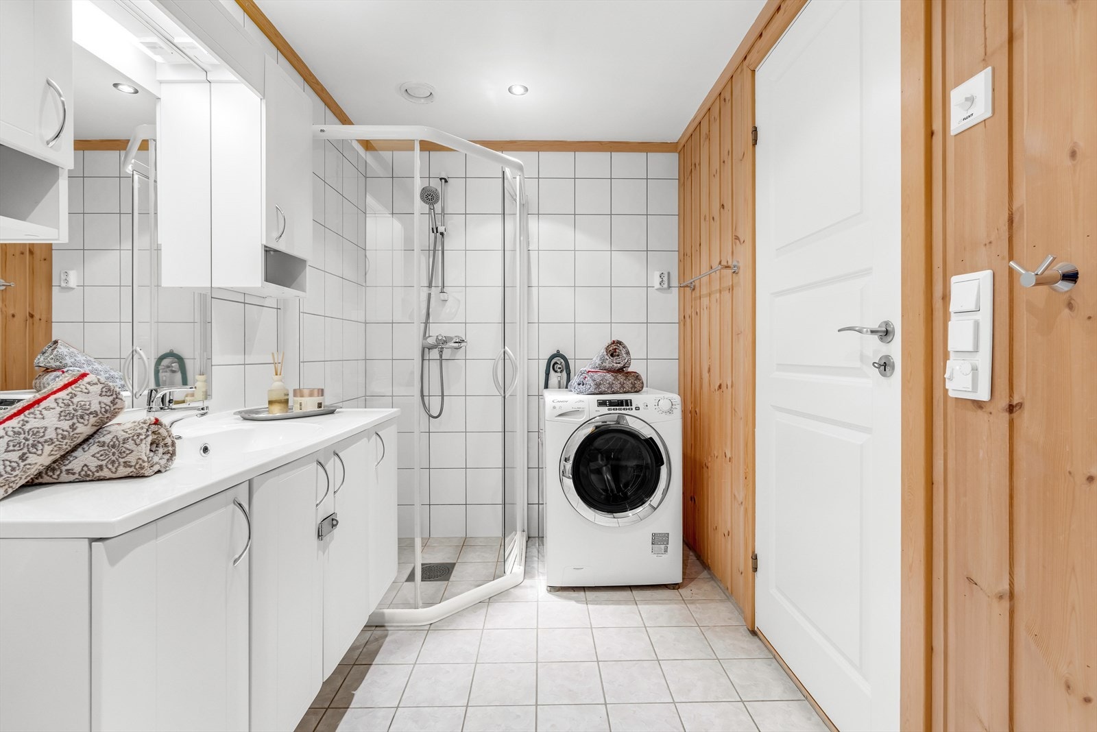 Varmtvannsbereder på 187 liter, produsert i 2019, montert under benk i badstue. Galleribilde