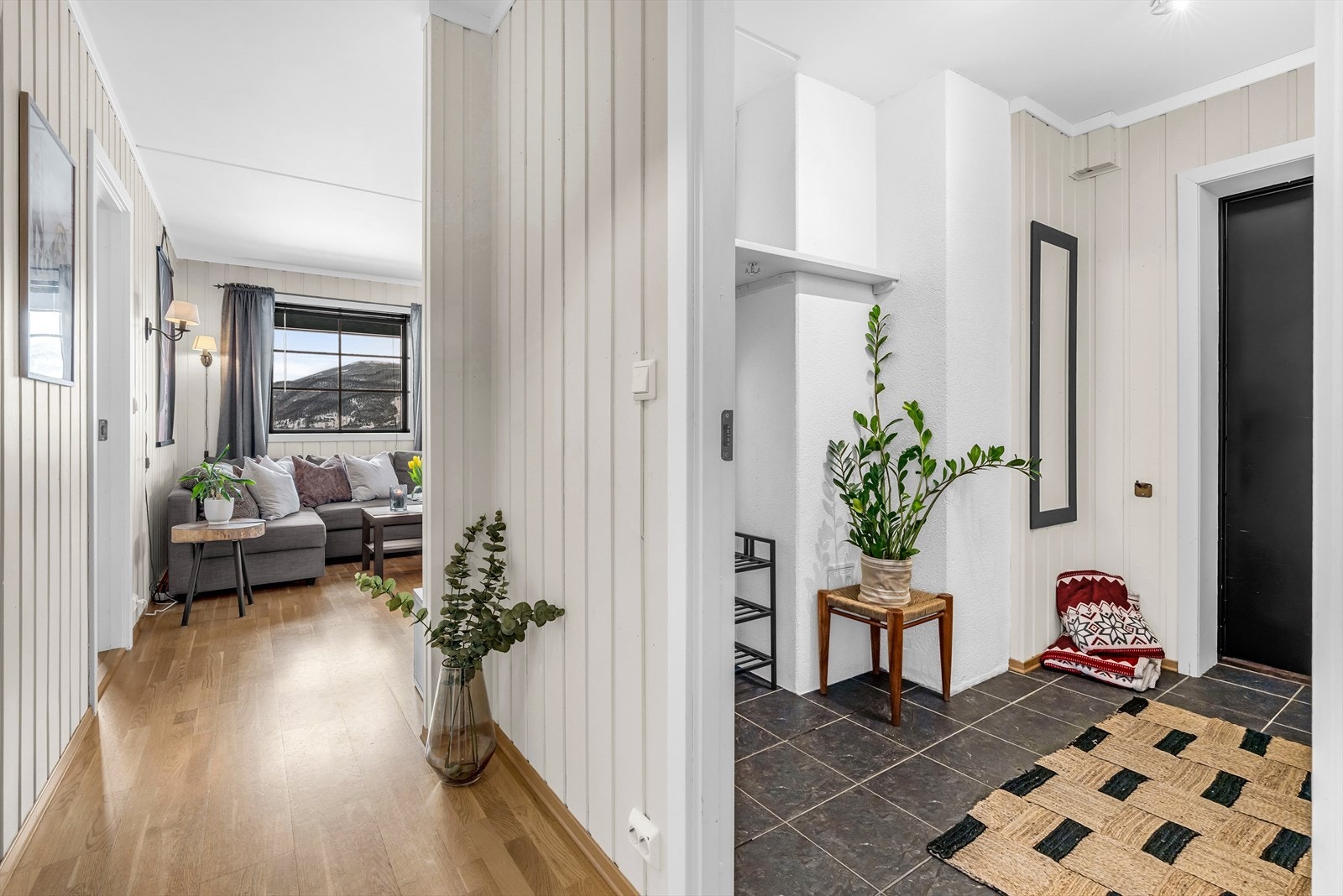 I følge eier er det lagt elektriske varmekabler på bad og i entré. Ellers elektrisk oppvarming med panelovner samt fyring med peis ovn Galleribilde