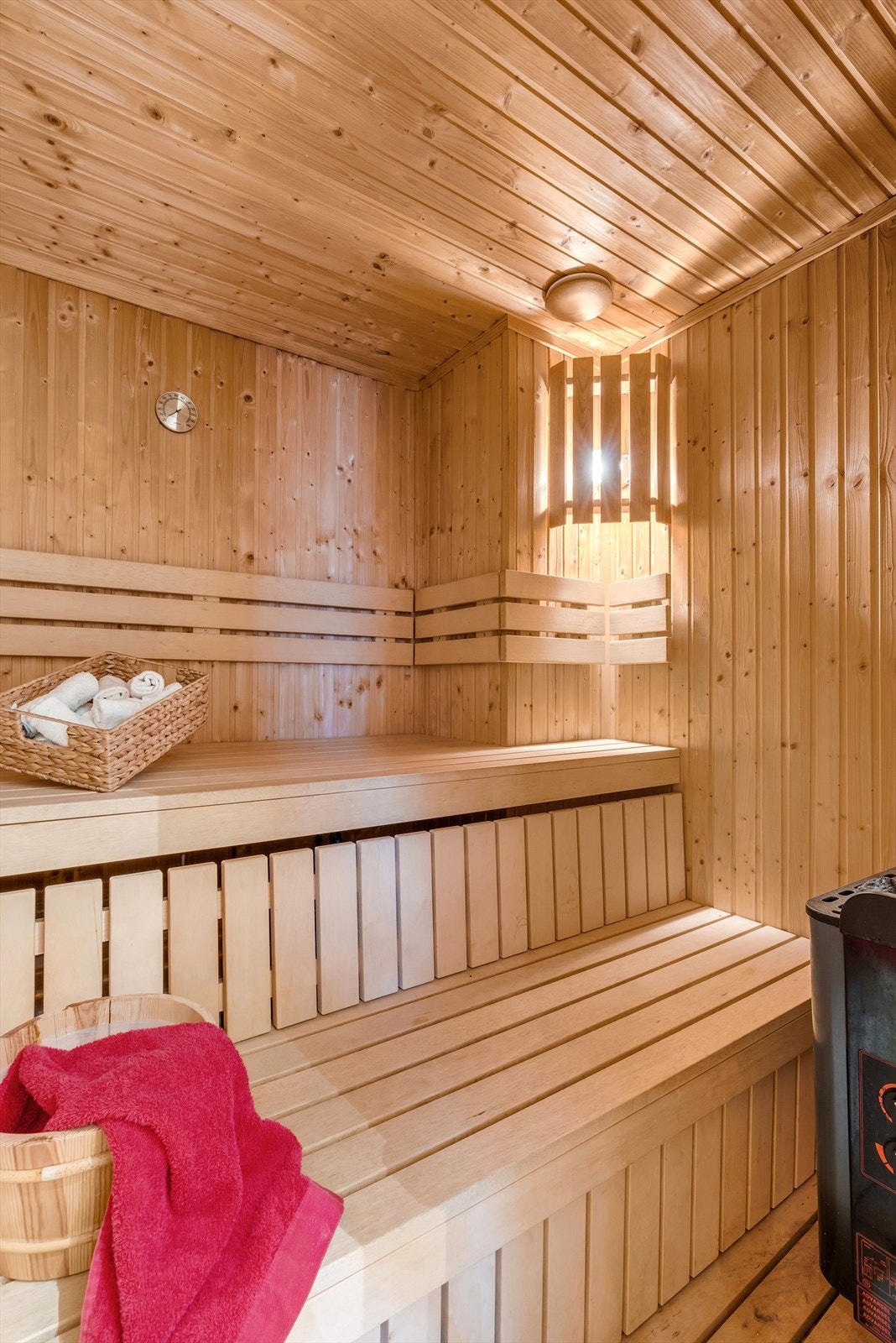 Badstuen har plassbygde sittebenker i tre og glassdør Galleribilde