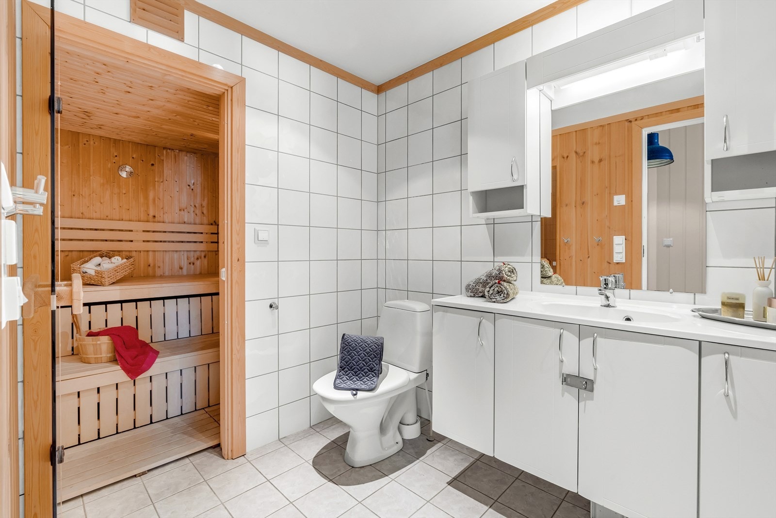 Badet med adgang til badstue og opplegg for vaskemaskin. Galleribilde