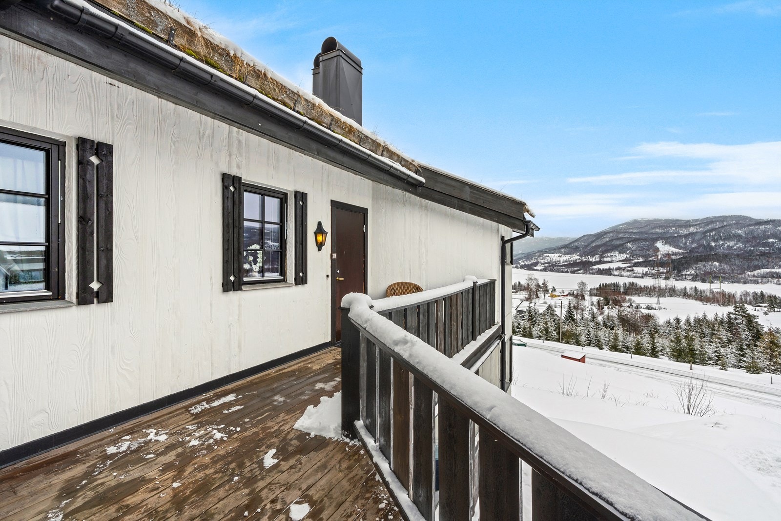 Inngang. Leiligheten disponerer en sportsbod ved trapp opp til leiligheten på ca. 2 m². Galleribilde