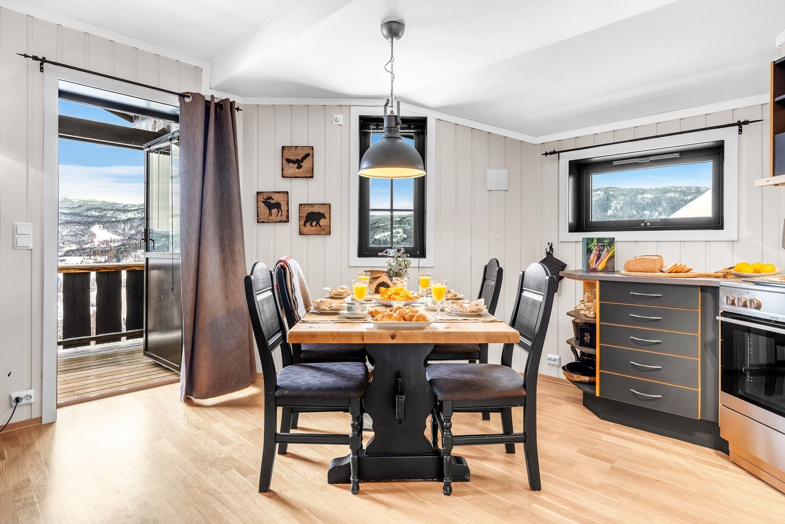 Fra kjøkken/stue er det utgang til verandaen Galleribilde