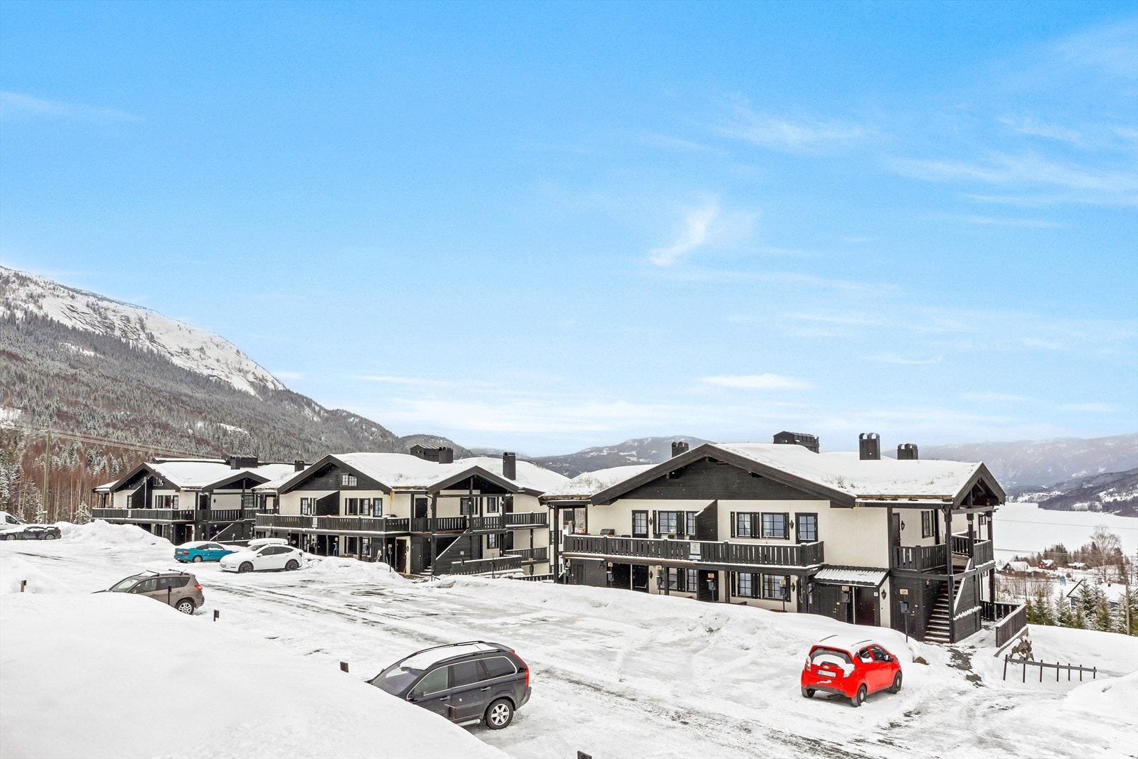 Biloppstillingsplass foran hytten med lader for el-bil Galleribilde