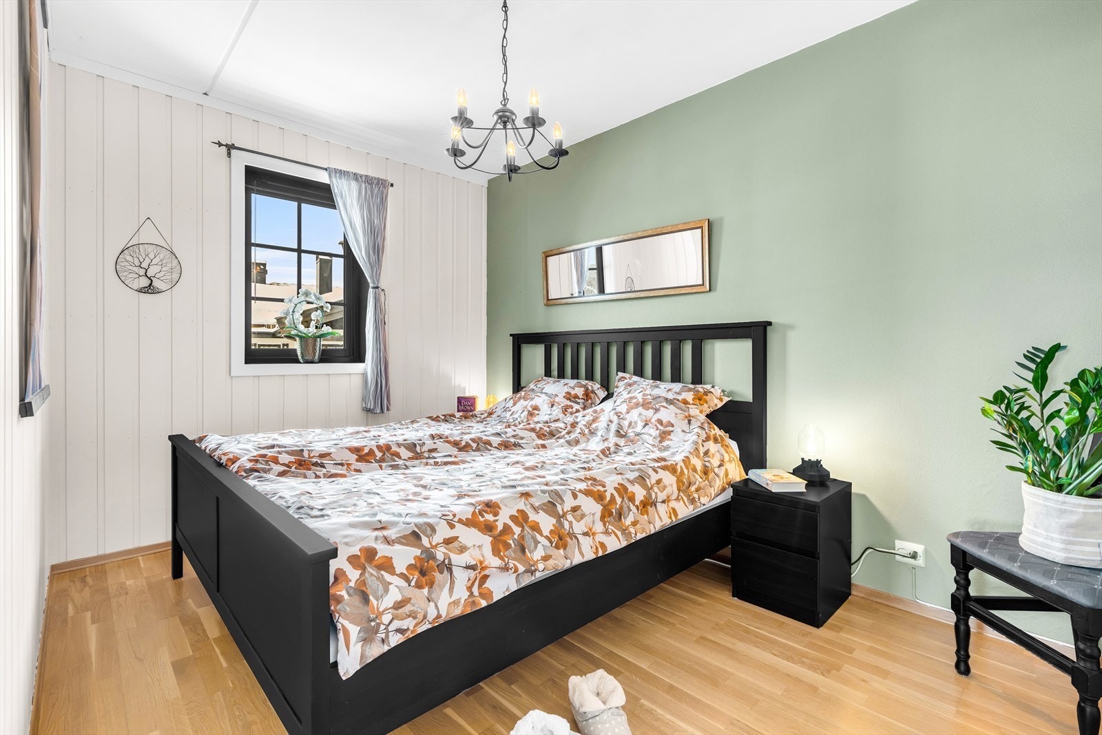 Hovedsoverom med plass til stor seng Galleribilde