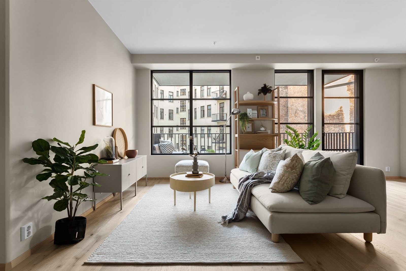 Her inviteres lyst fint inn gjennom de store vindusflatene. Galleribilde