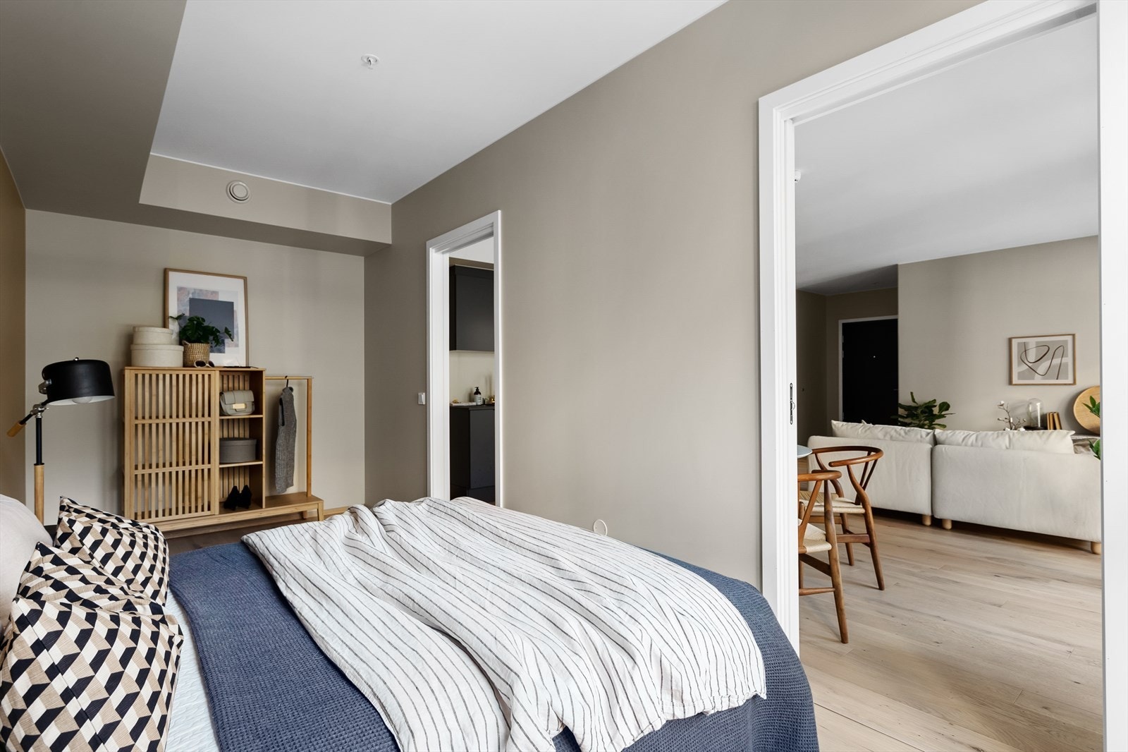 .. I enden av rommet er det godt med plass til en dyp garderobeløsning. Galleribilde