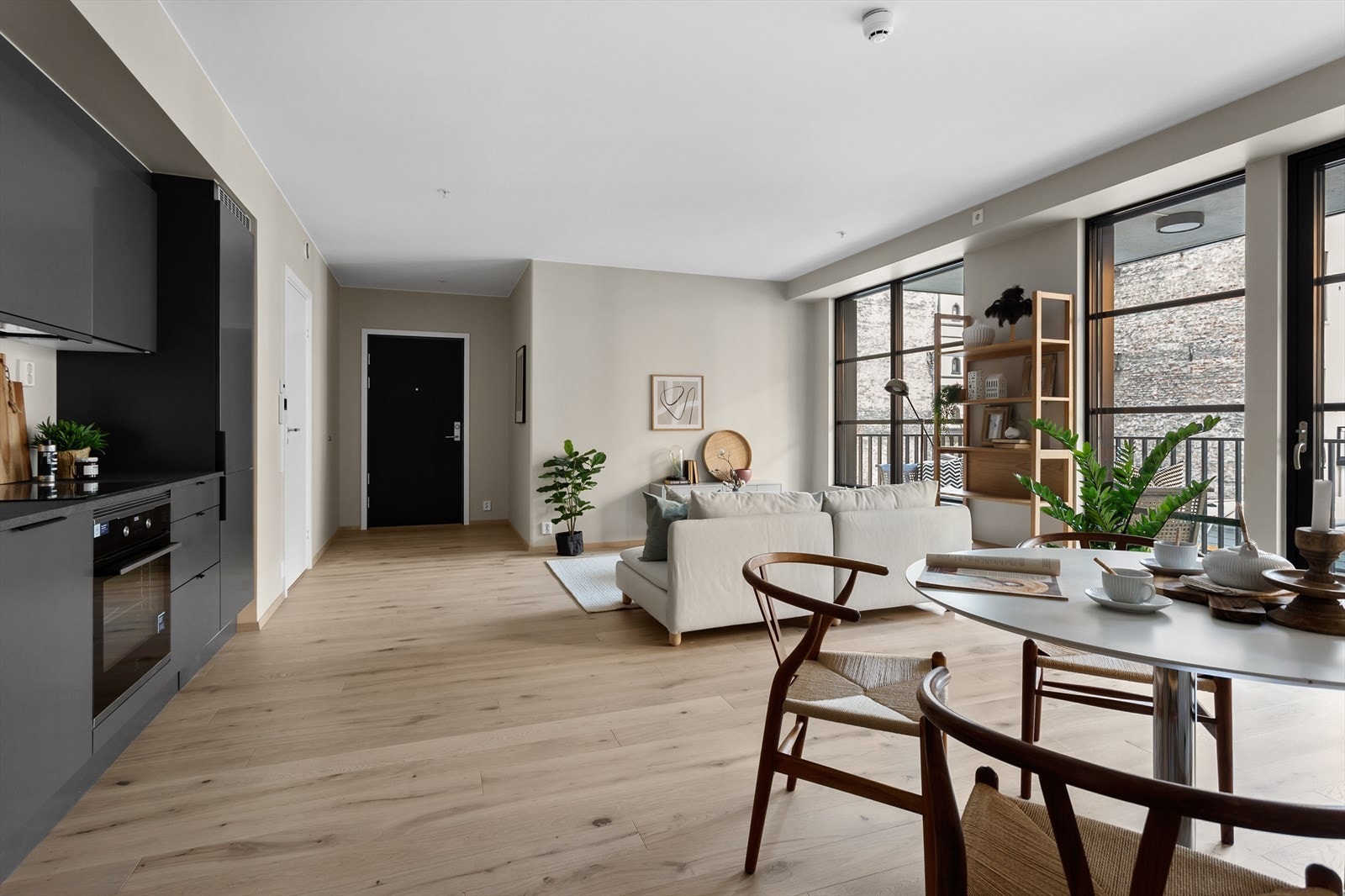 Den åpne stue-/kjøkkenløsningen på hele 30 kvm legger fint til rette for sosiale samlinger. Galleribilde