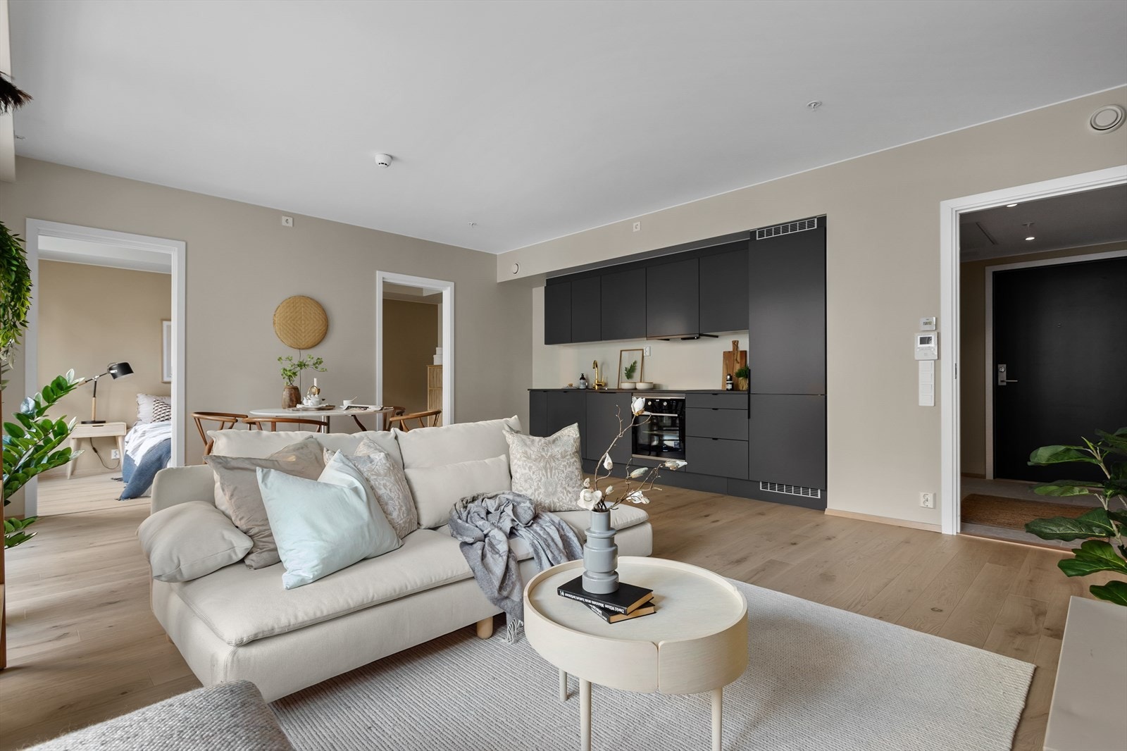 Den åpne løsningen og stilfulle standarden gir en god atmosfære i leiligheten. Galleribilde