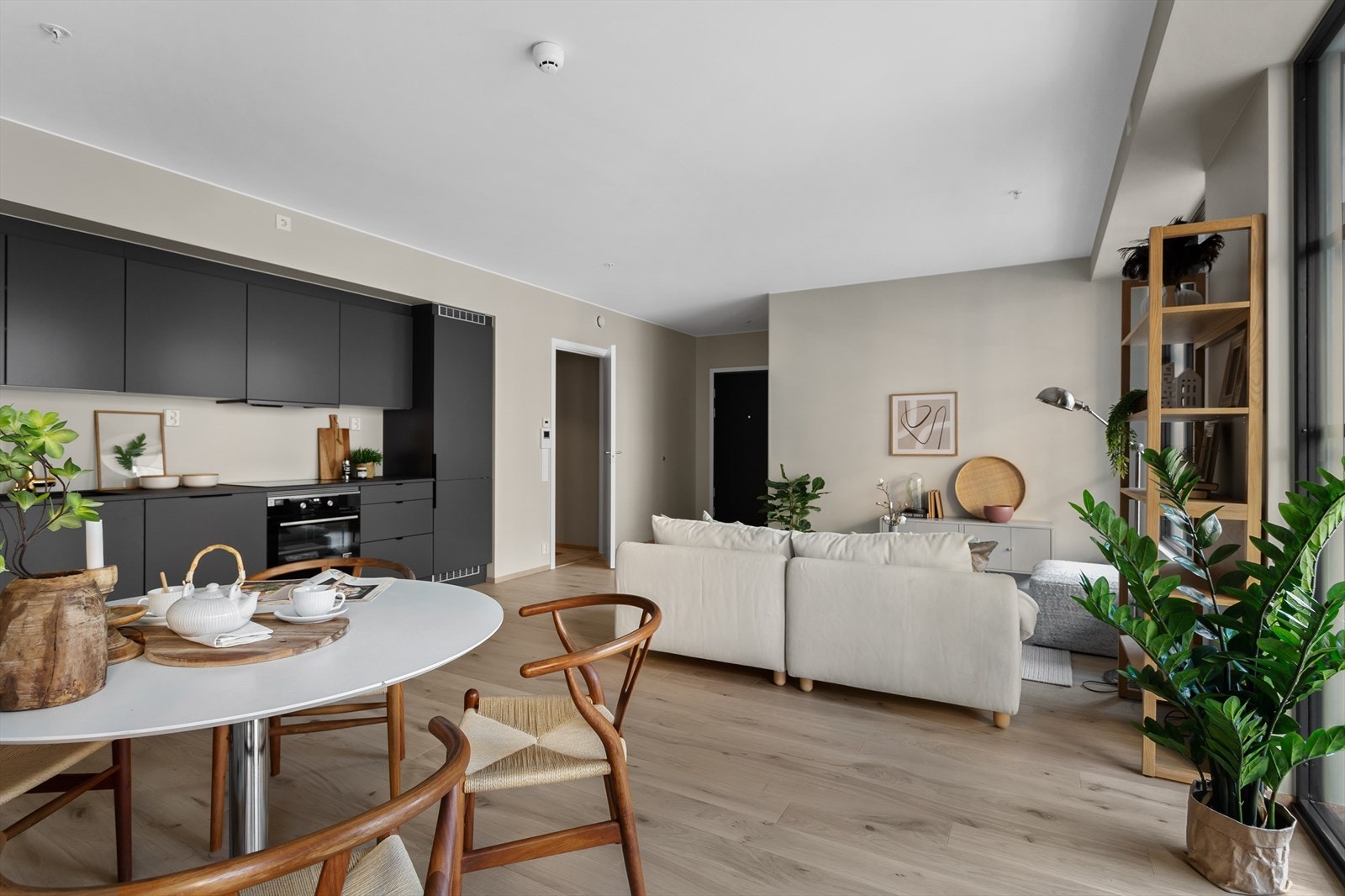 I leiligheten er det lagt lun parkett med gulvvarme i stue/kjøkken og gang. Galleribilde