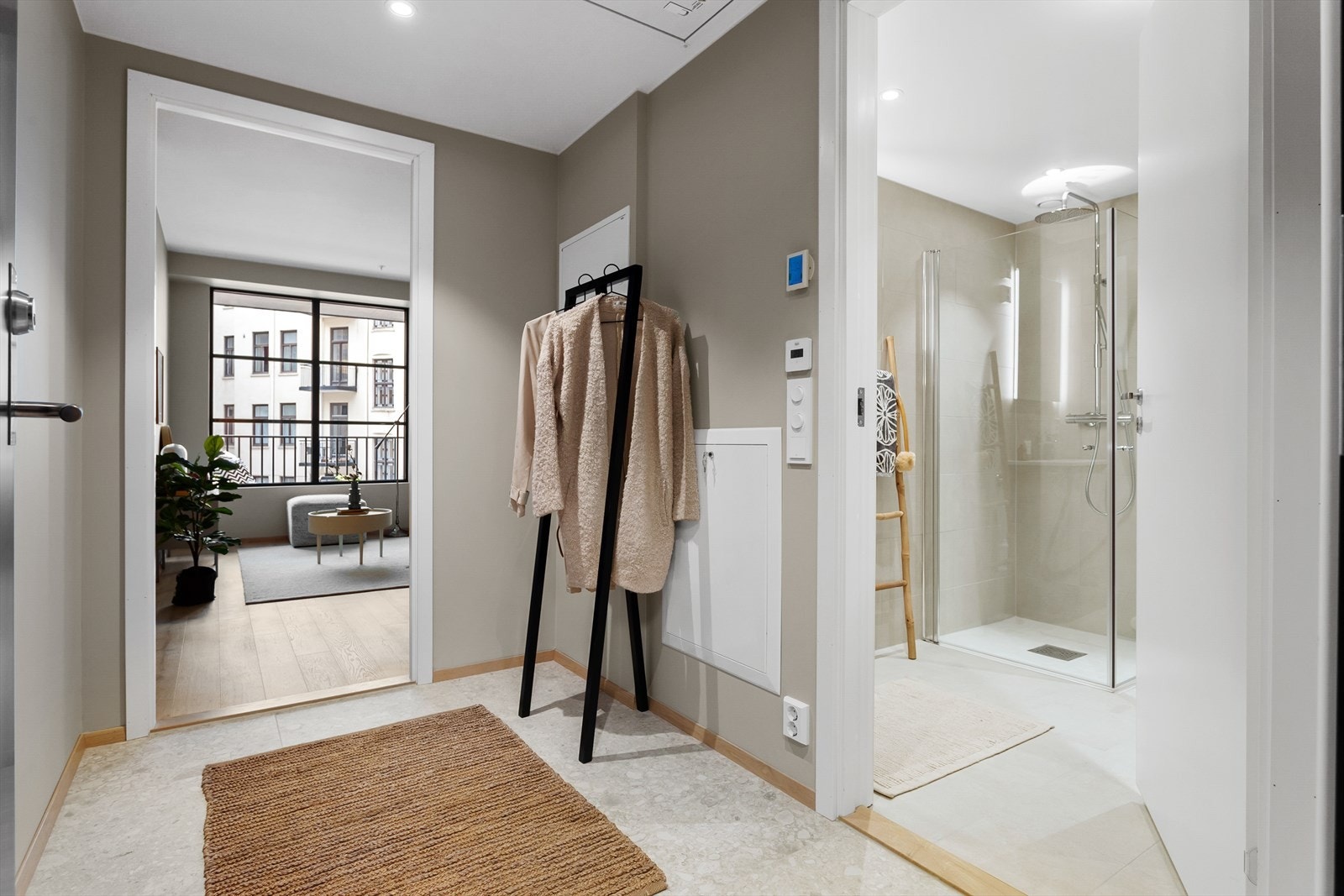 Du ønskes inn i entréen som er flislagt og har behagelig gulvvarme. Galleribilde