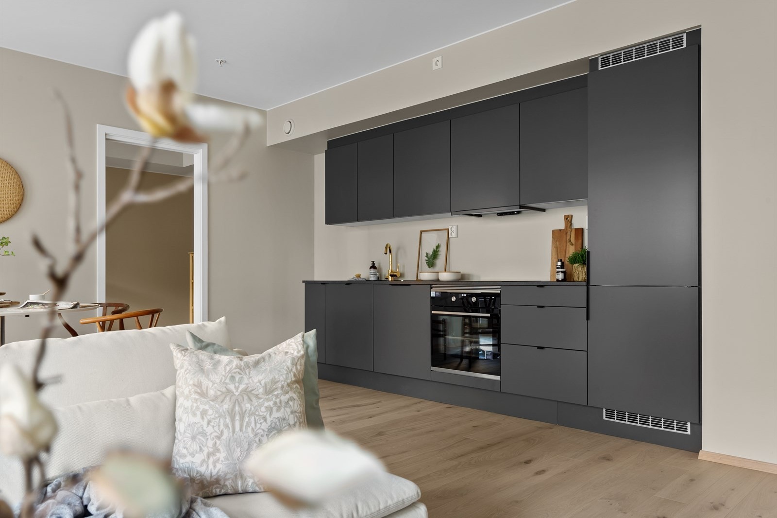 Kjøkkenet, som er hjertet i hjemme er elegant og utstyrt med integrerte hvitevarer. Galleribilde