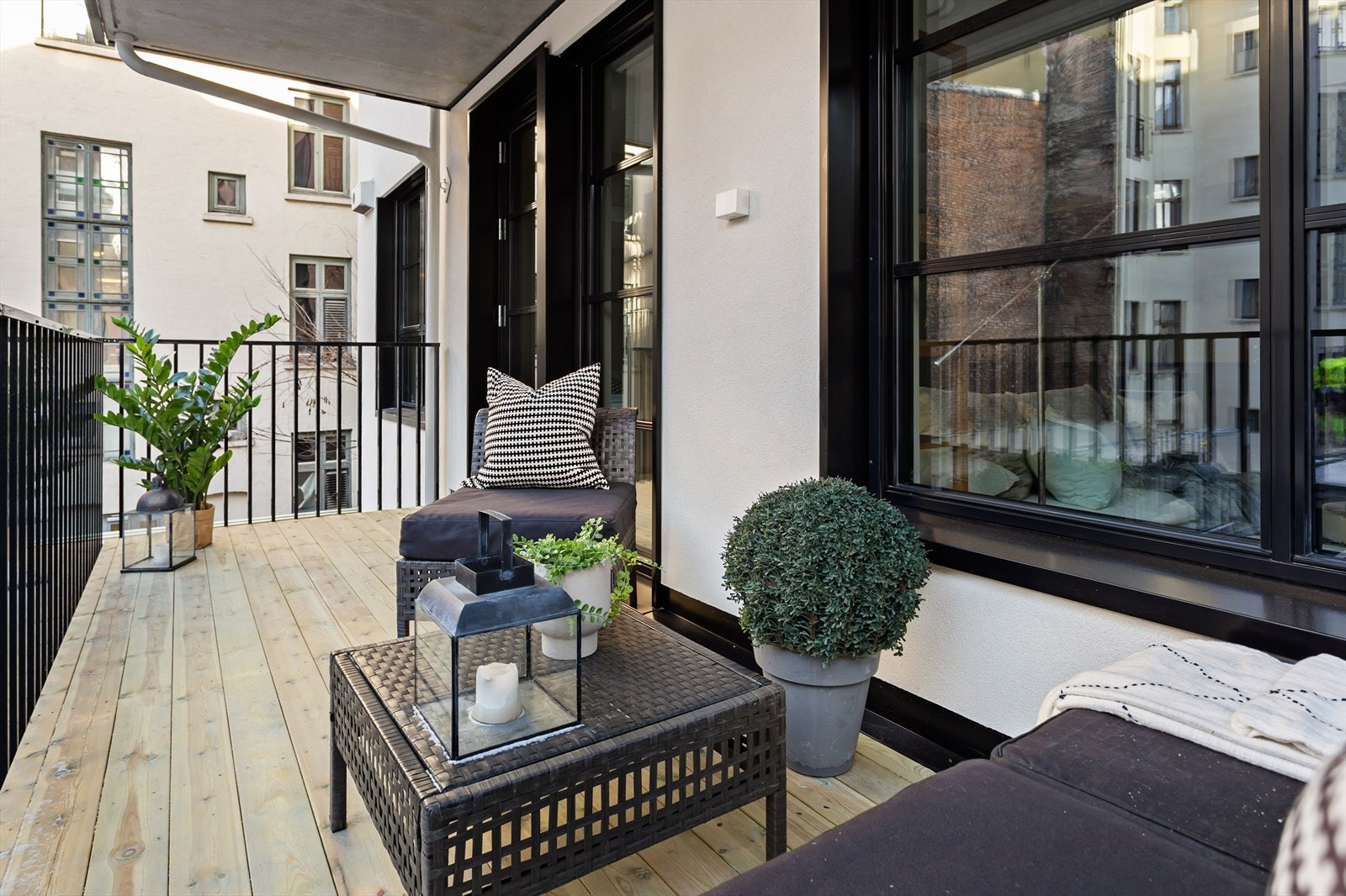 På sommerhalvåret kan du nyte privat balkong på hele 9 kvm. Galleribilde