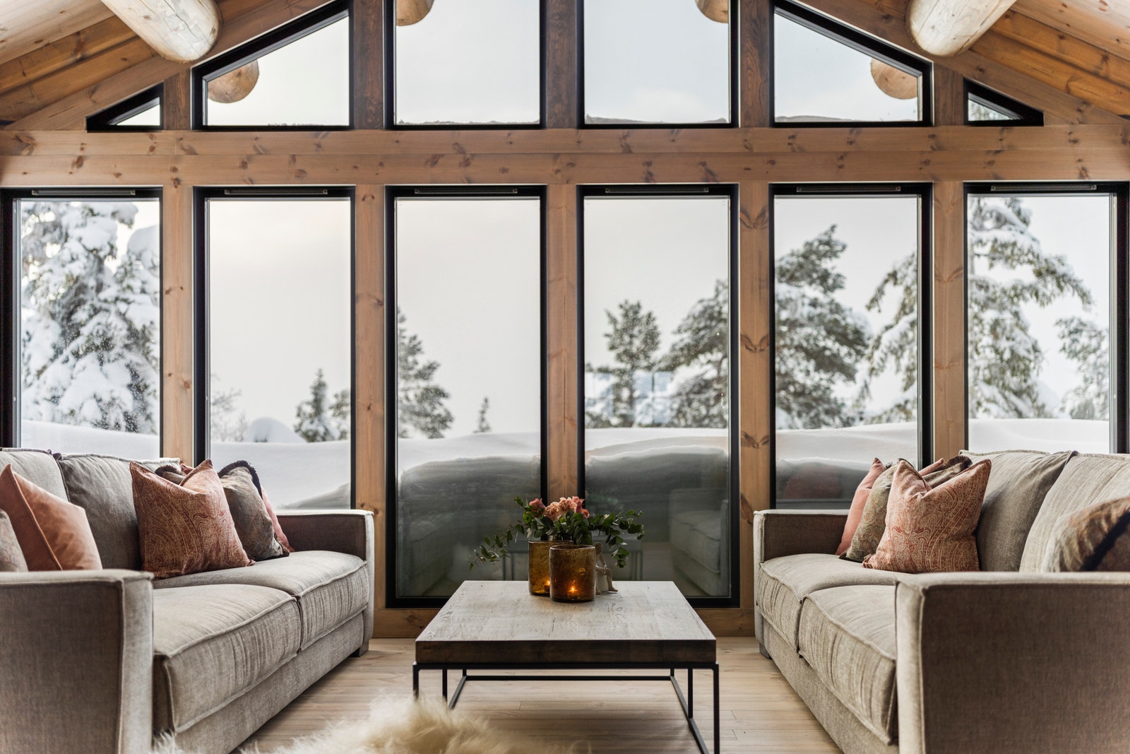 Panoramavindu gir fantastisk lysinnslipp og gir dere virkelig mulighet til å nyte den vakre utsikten mot Oppdalsnaturen.
Foto viser kundevariant av Hummelfjell Pan 128 som står i Kyrkjebygdheia. Galleribilde