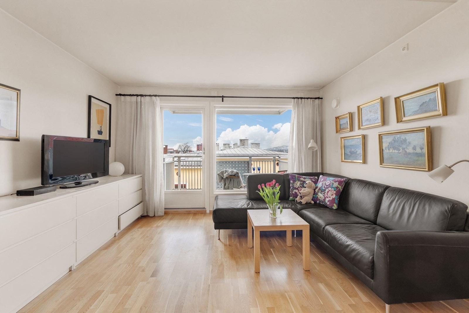 God plass til sofagruppe og tv-bord Galleribilde