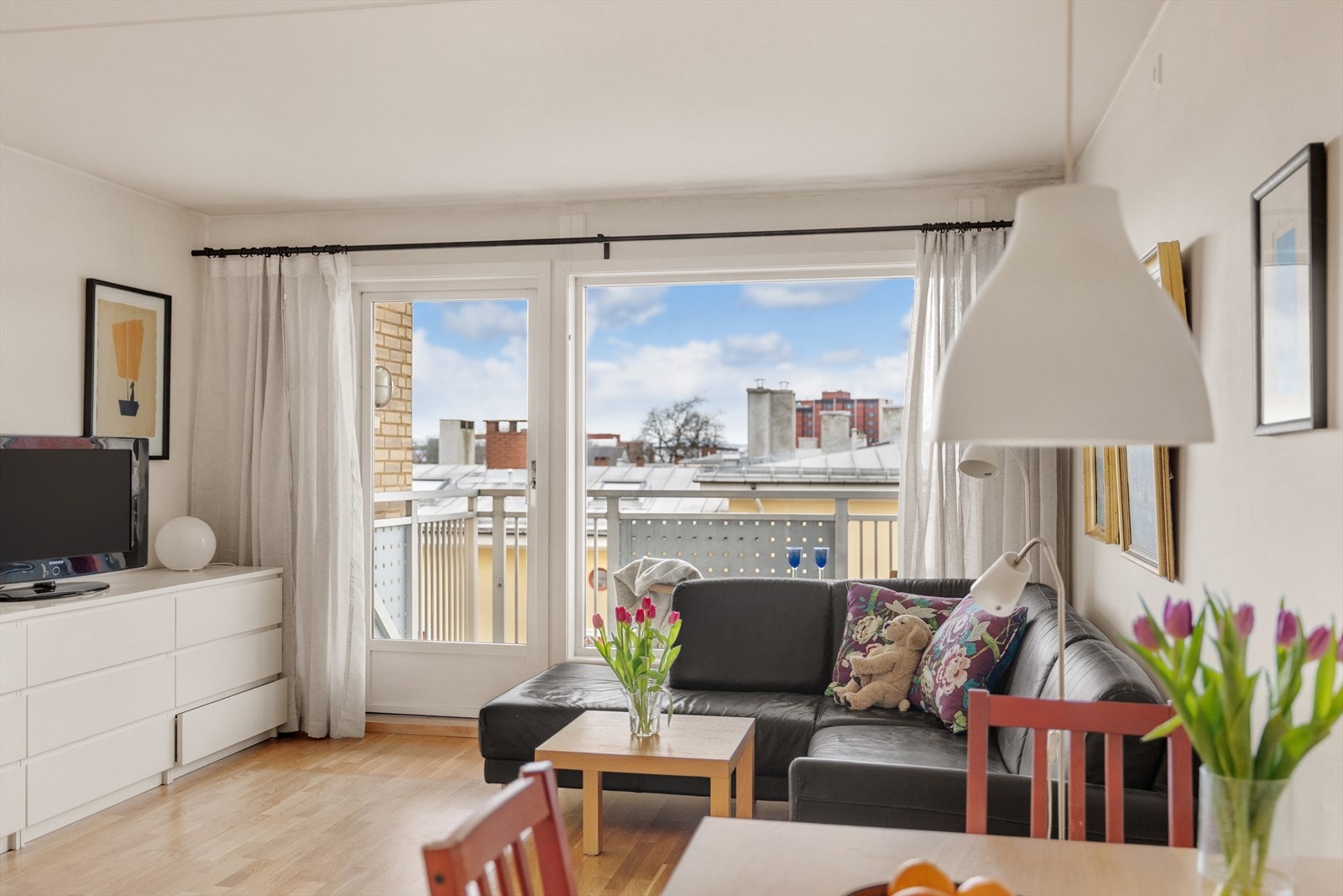 Velkommen inn! Vi starter i den lyse stuen Galleribilde