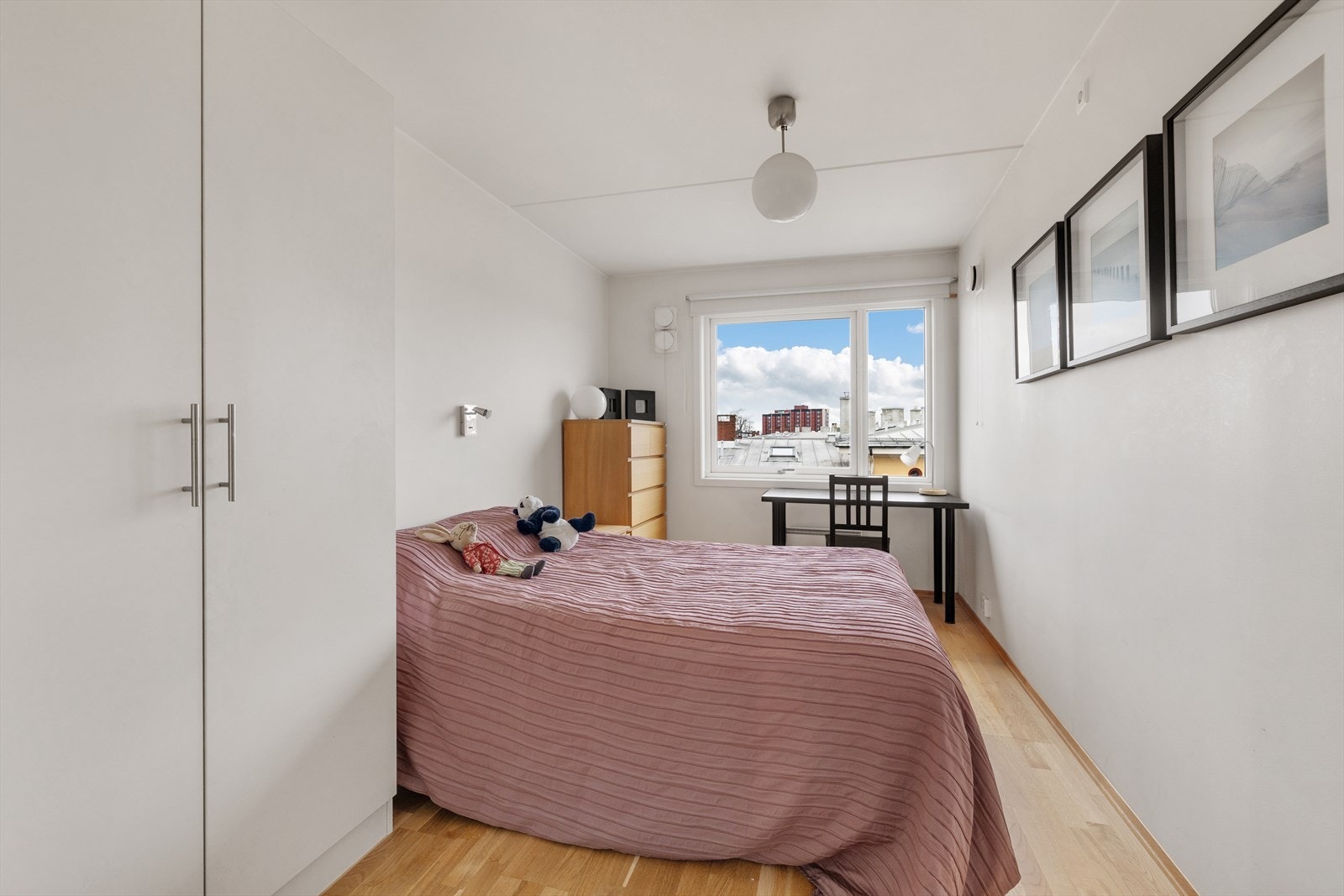 Romslig og lyst soverom med god plass til dobbeltseng, skap og annet møblement Galleribilde