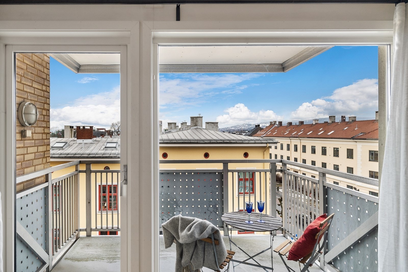 Fra stuen er det utgang til leilighetens hyggelige balkong Galleribilde