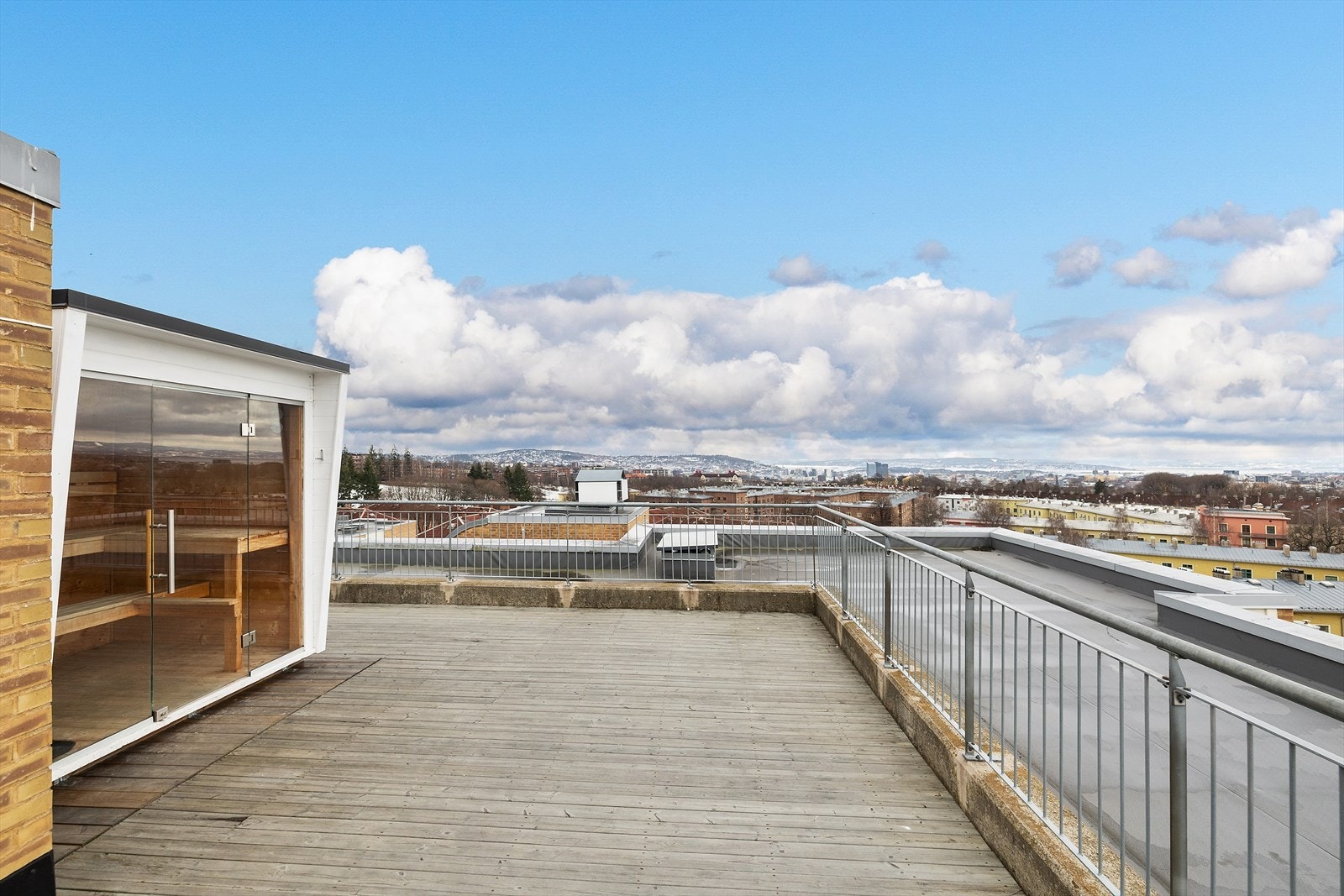 Om det ikke skulle være nok med balkong har borettslaget en koselig felles takterrasse Galleribilde
