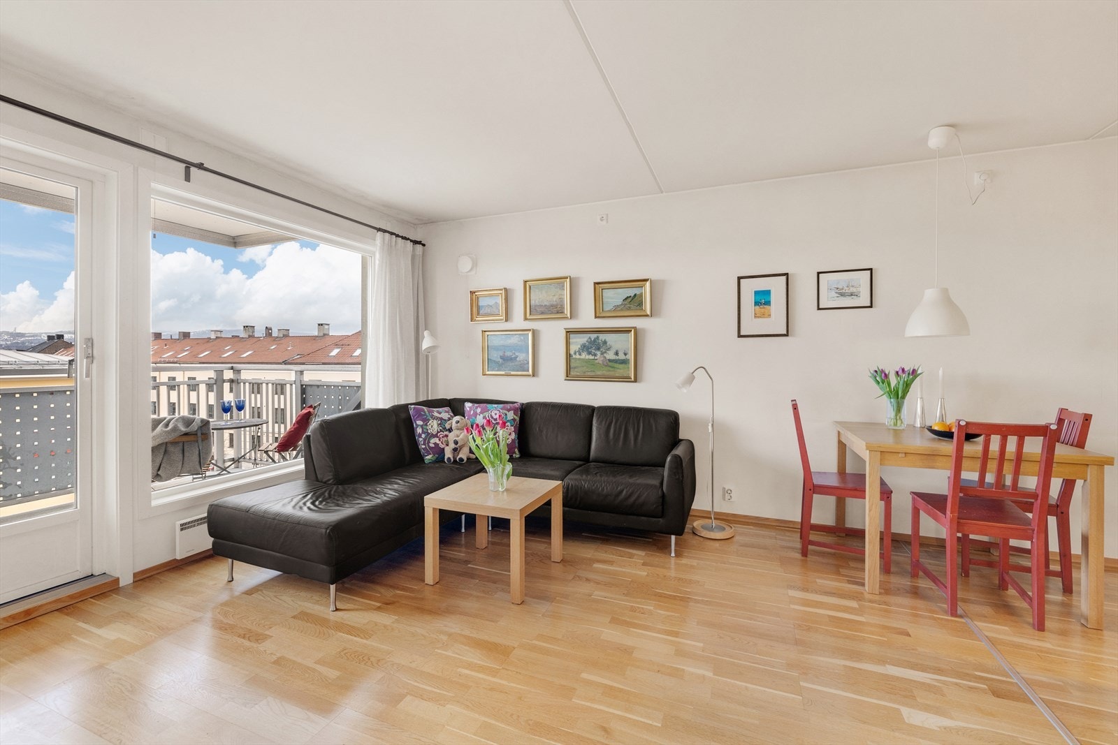 Leiligheten er vestvendt og får godt med ettermiddagssol Galleribilde