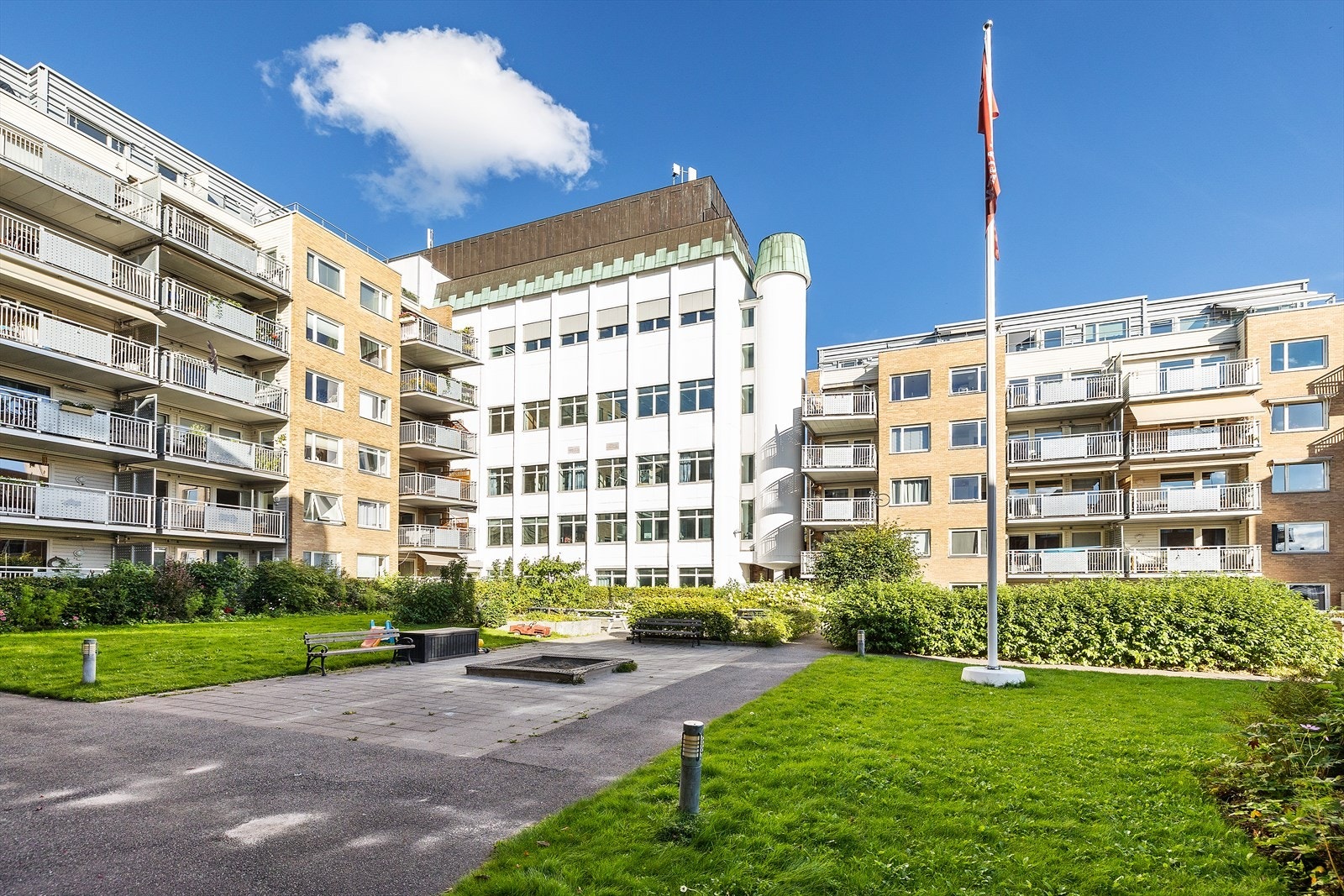 På sommeren er bakgården grønn og frodig Galleribilde