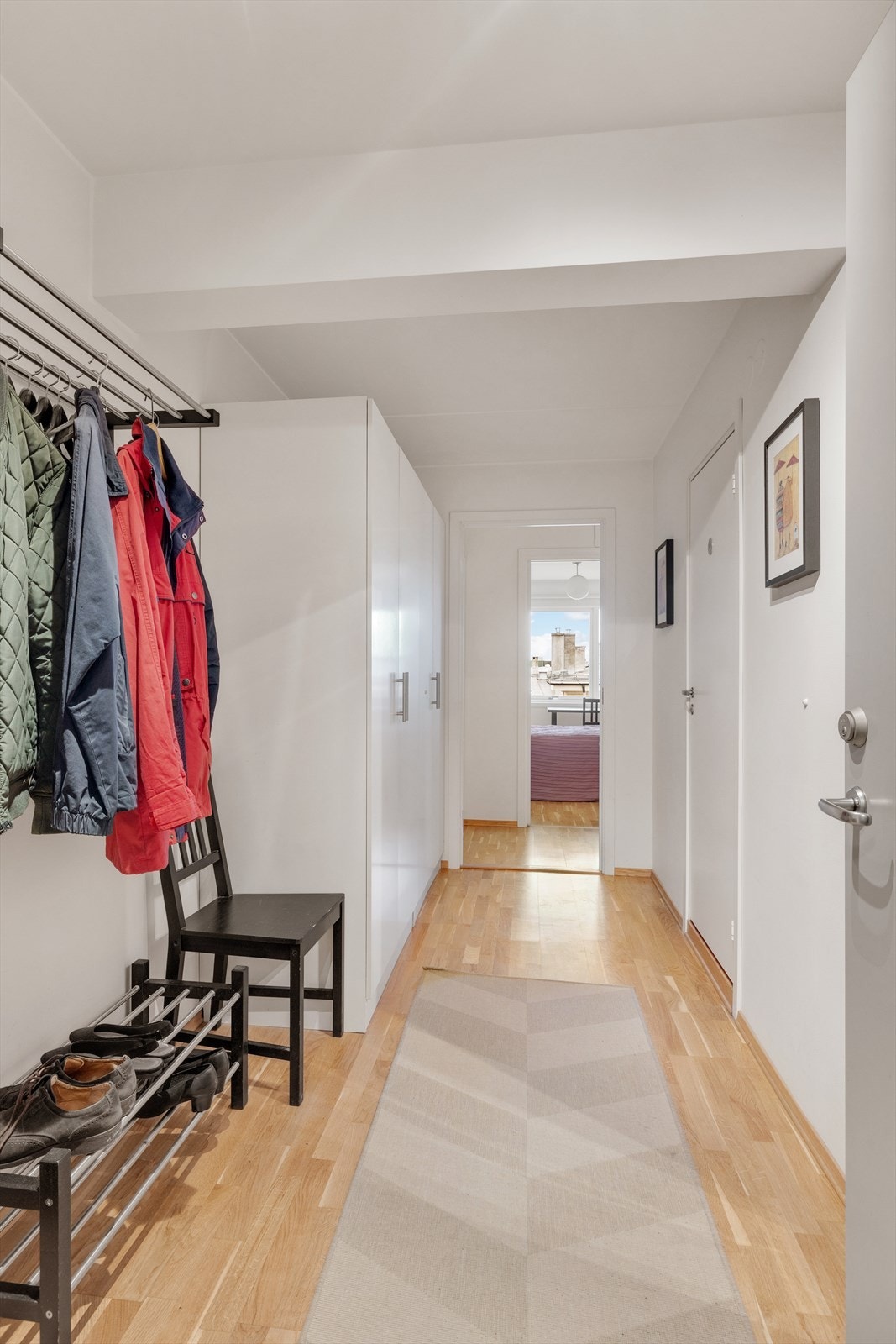 Entréen er av meget god størrelse med god plass til skap og stativ til oppbevaring av yttertøy Galleribilde