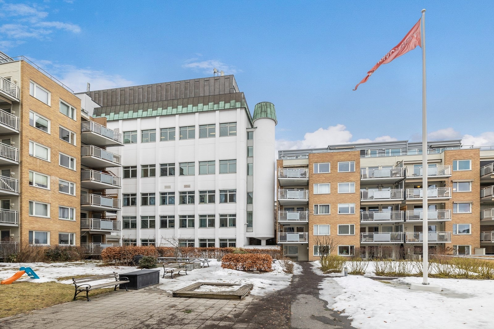 I tillegg til en hyggelig takterrasse har borettslaget også en flott bakgård Galleribilde