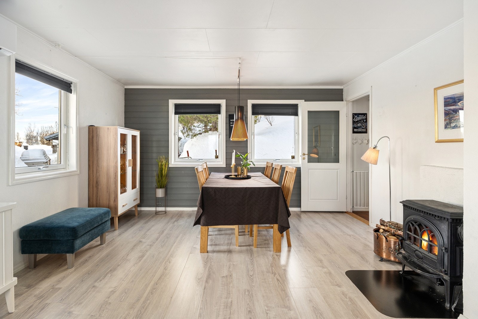 Stuen har to store og naturlige soner med god plass for både sofagruppe og spisebord. Galleribilde