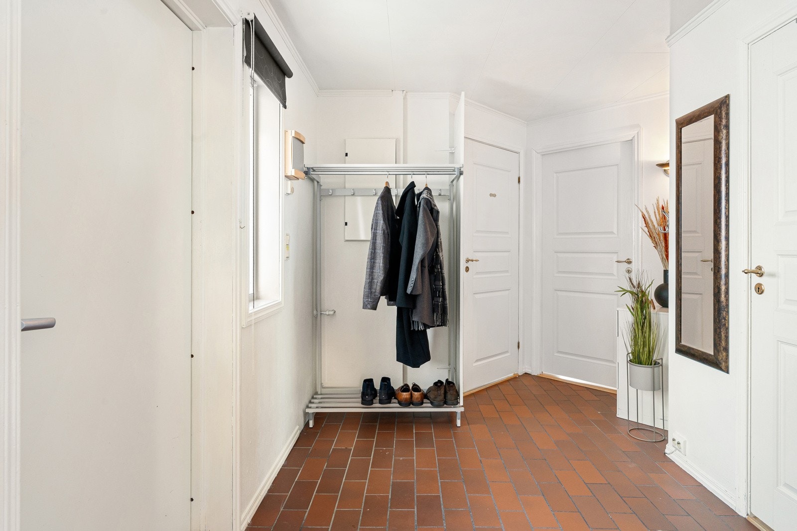 Velkommen inn! Romslig hall med god plass for henge av seg yttertøy og sko. Galleribilde