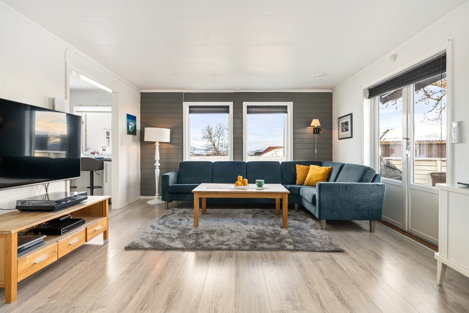 Stuen framstår lys, åpen og luftig. Galleribilde