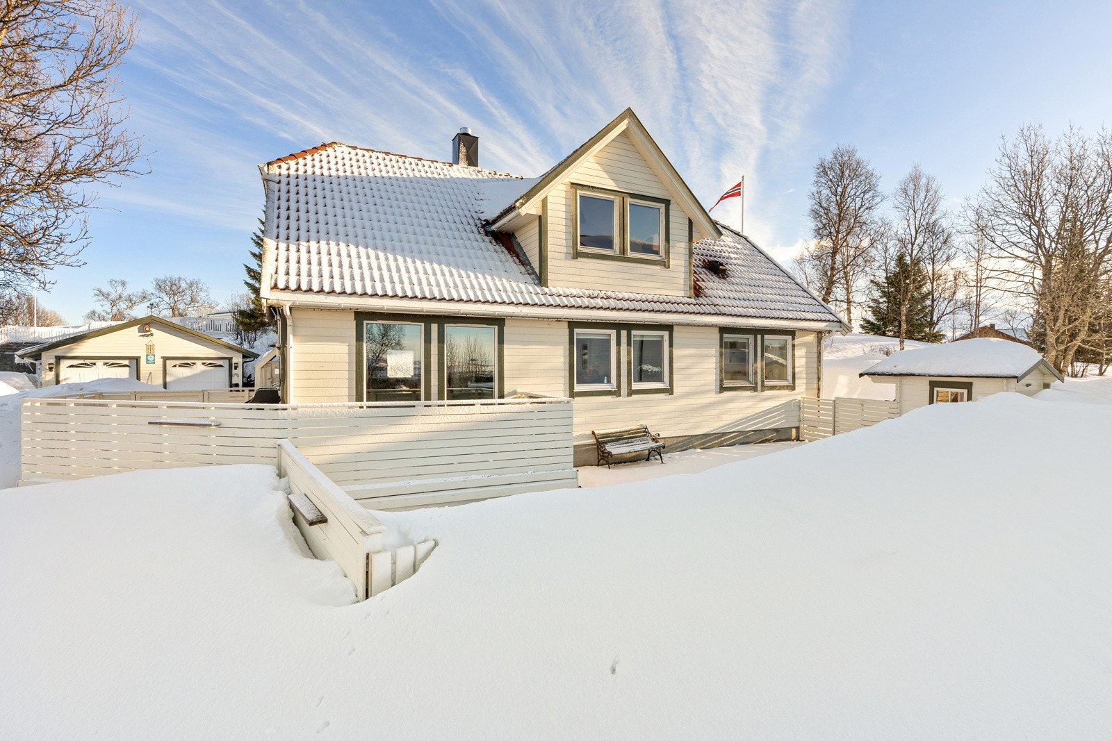 En flott og moderne enebolig med utmerket beliggenhet på toppen av Tromsøya. Svært solrik tomt med fine uteområder med plen og beplantning. Galleribilde