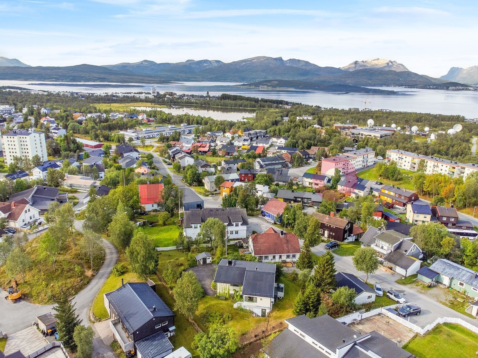 Busstoppet ligger ca 50 meter unna og har hyppige avganger. Galleribilde