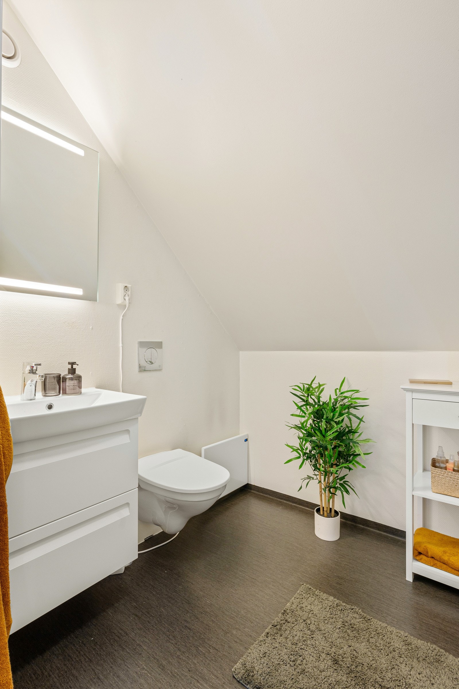 Badet i 2. etasje er etablert i ca 2011 og utstyrt med vegghengt wc, dusjkabinett, speil med belysning og servant med skuffer under. Galleribilde