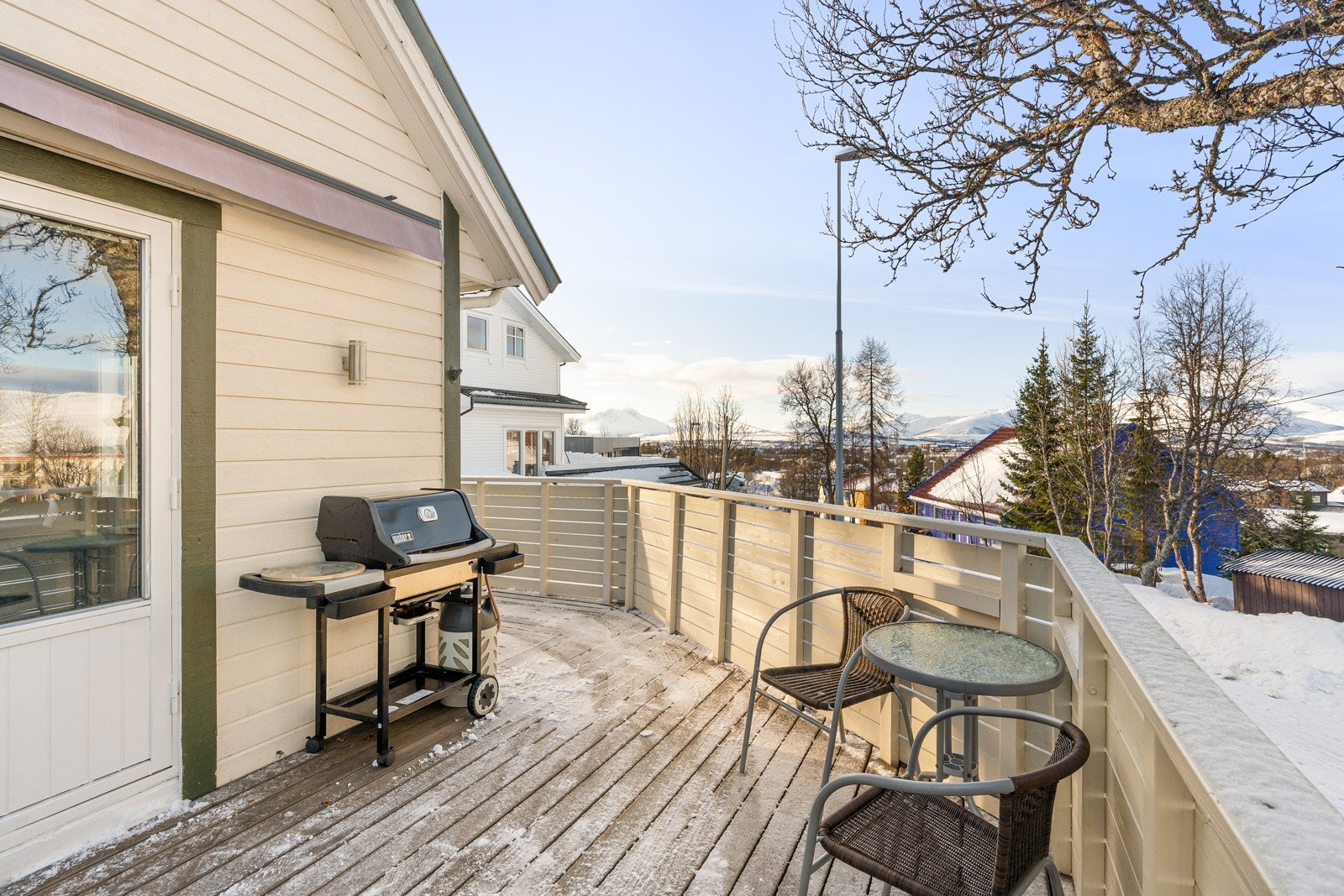 Ut fra stuen er det stor terrasse som vendr mot sørvest og byr på fantastiske solforhold. Galleribilde
