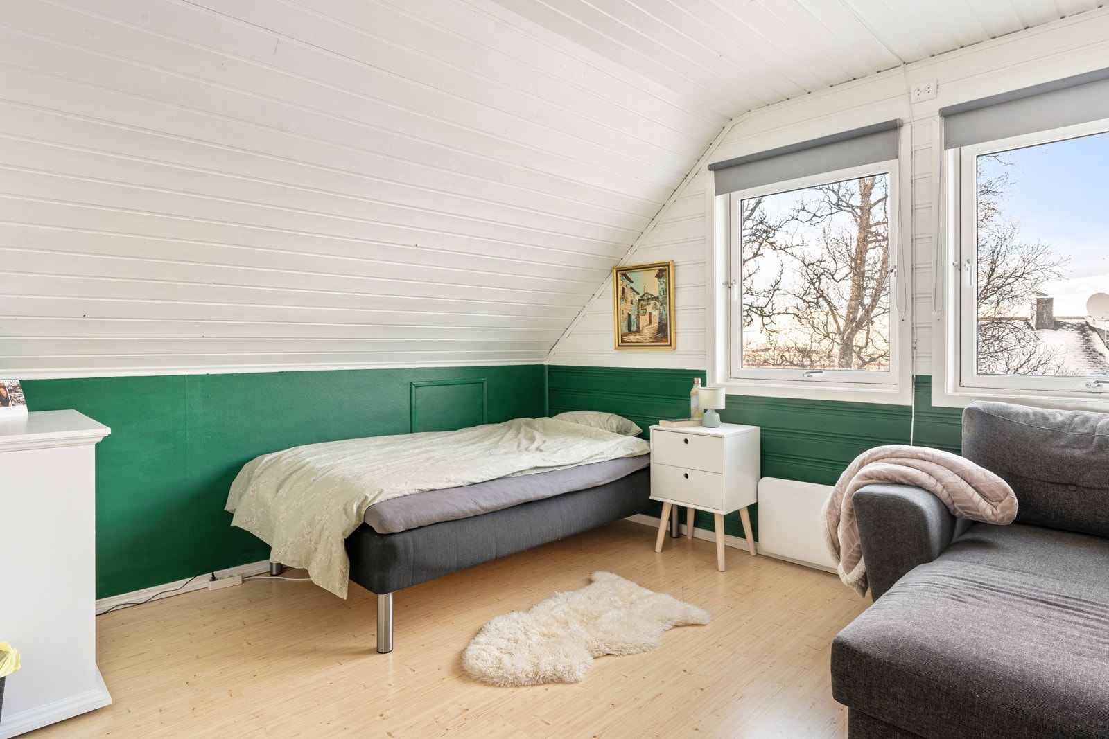 To soverom i 2. etasje som begge har plass til stor seng, skrivebord og oppbevaringsmøbel. Galleribilde
