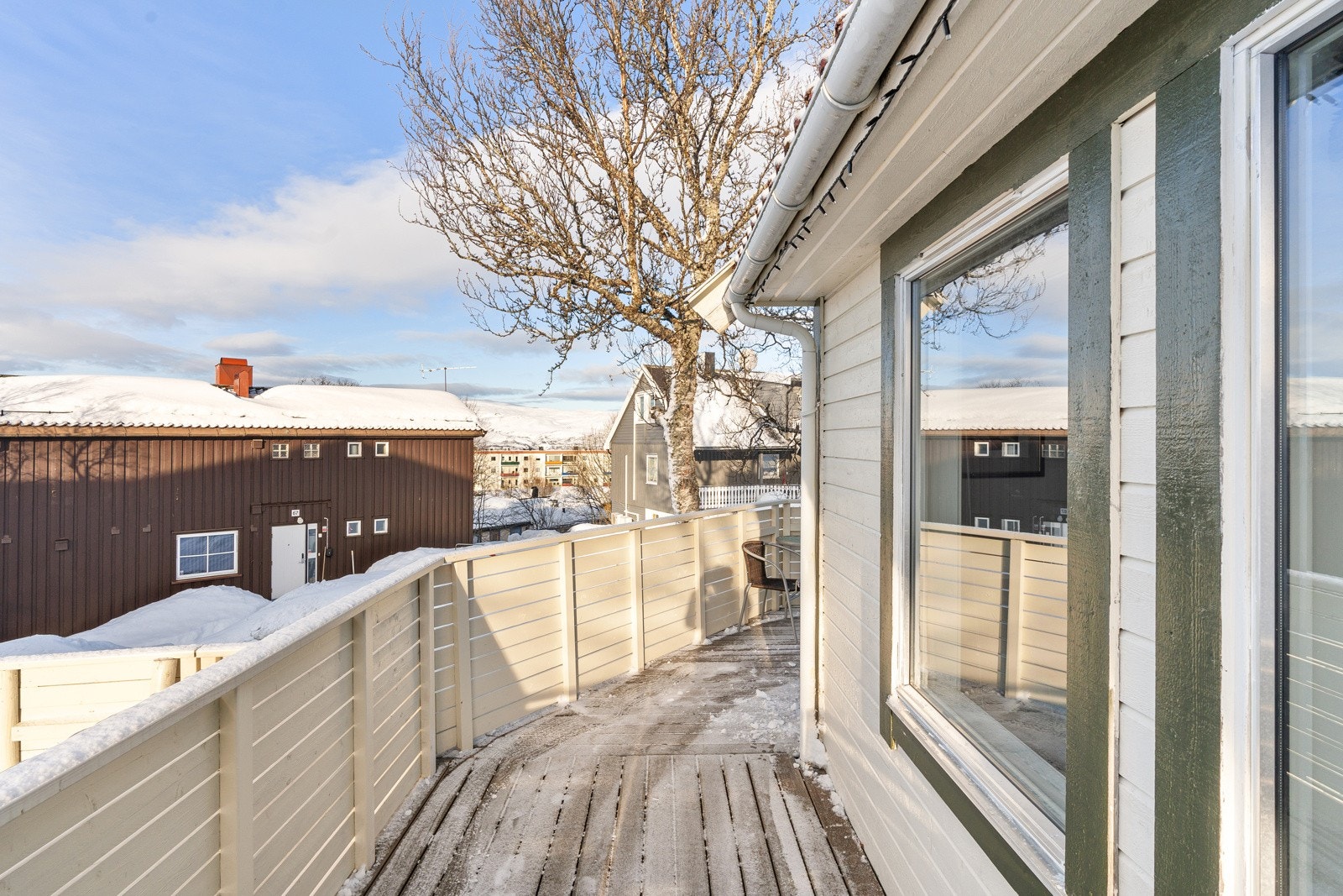 Eiendommens beliggenhet på toppen øya gjør solgangen lang og uavbrutt. En perfekt plass å nyte både finværsdagene og hverdagene. Galleribilde