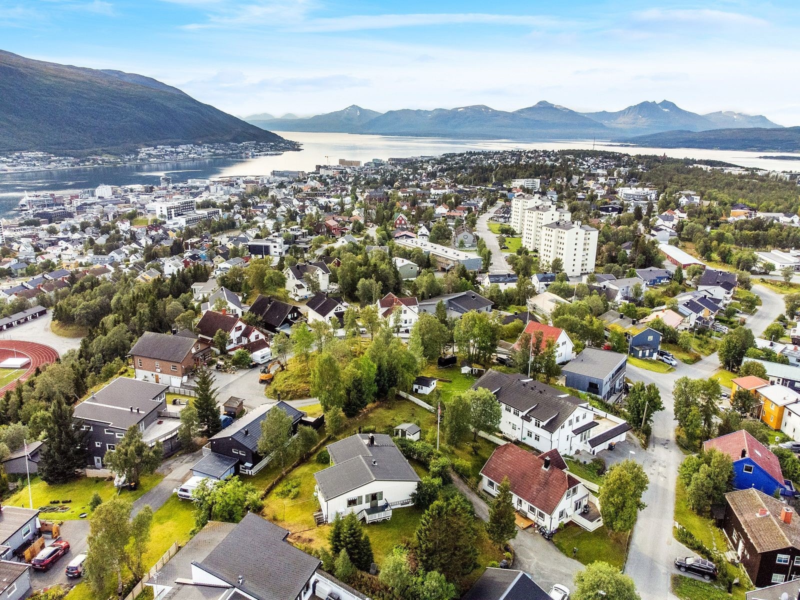 Her har du kort gåavstand til flere skoler (Prestvannet, Workinnmarka og Sommerlyst), barnehager (Bymyra og Prestvannet studentbarnehage) og dagligvarebutikker. Galleribilde