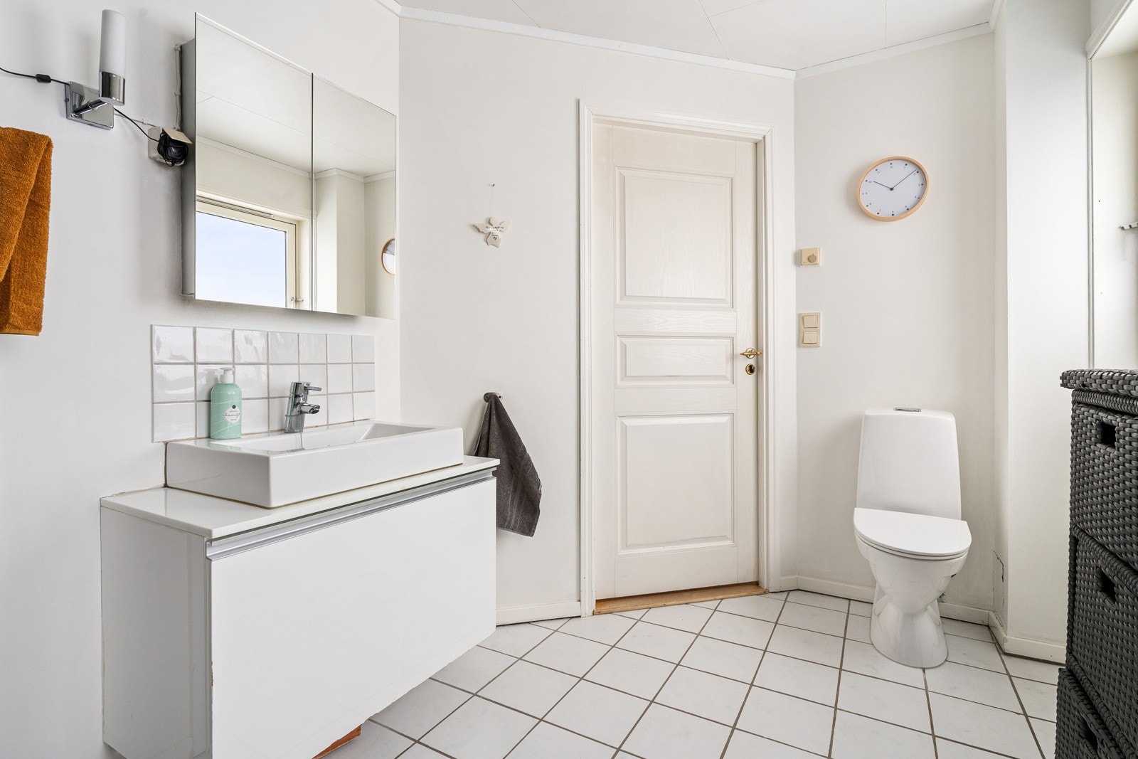 Badet er praktisk plassert like ved hovedsoverommet i 1. etasje. Galleribilde