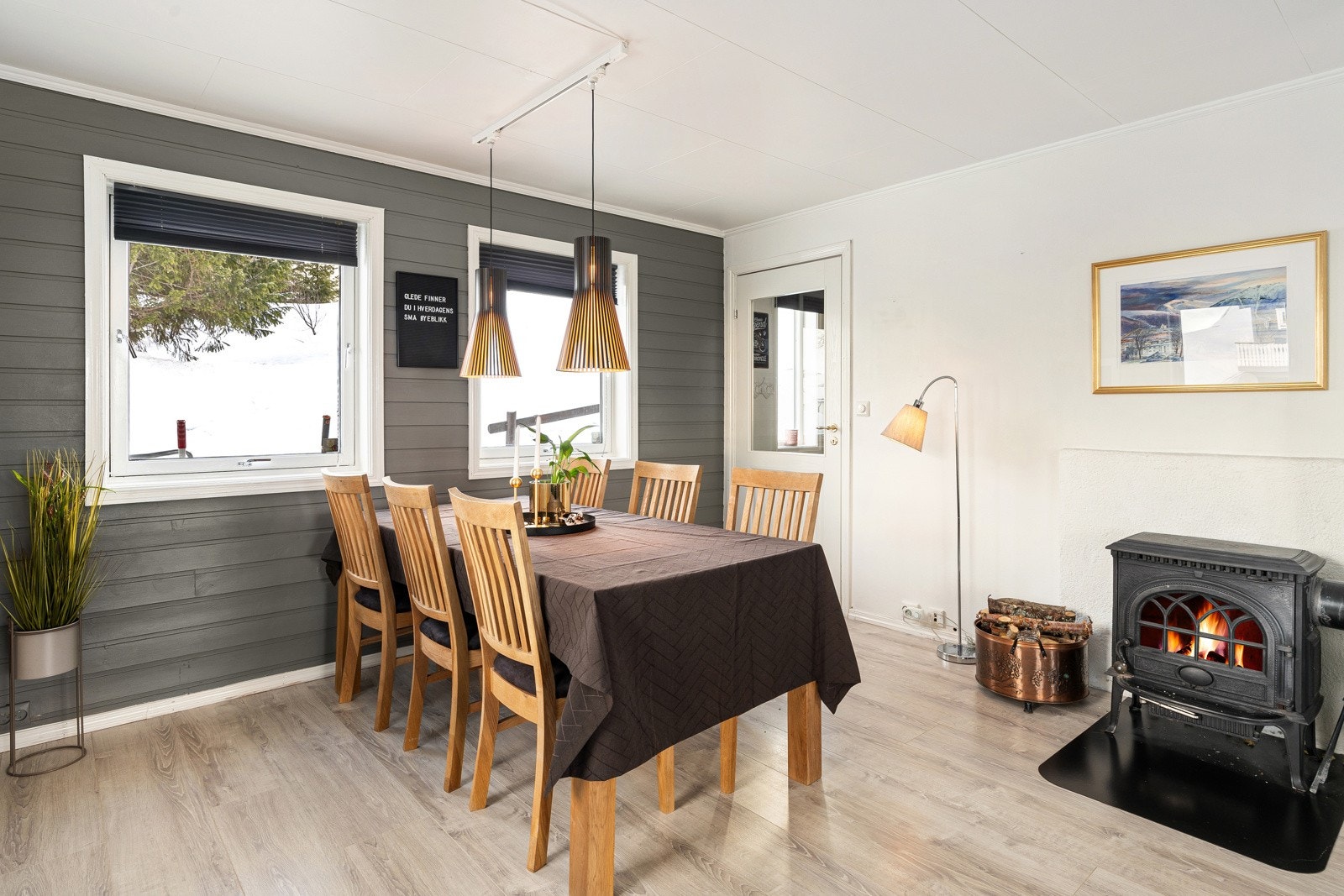 Vedfyringen bidrar som en god oppvarmingskilde, i tillegg til at den skaper en hyggelig atmosfære. Boligen har også varmepumpe fra 2021 i stuen. Galleribilde