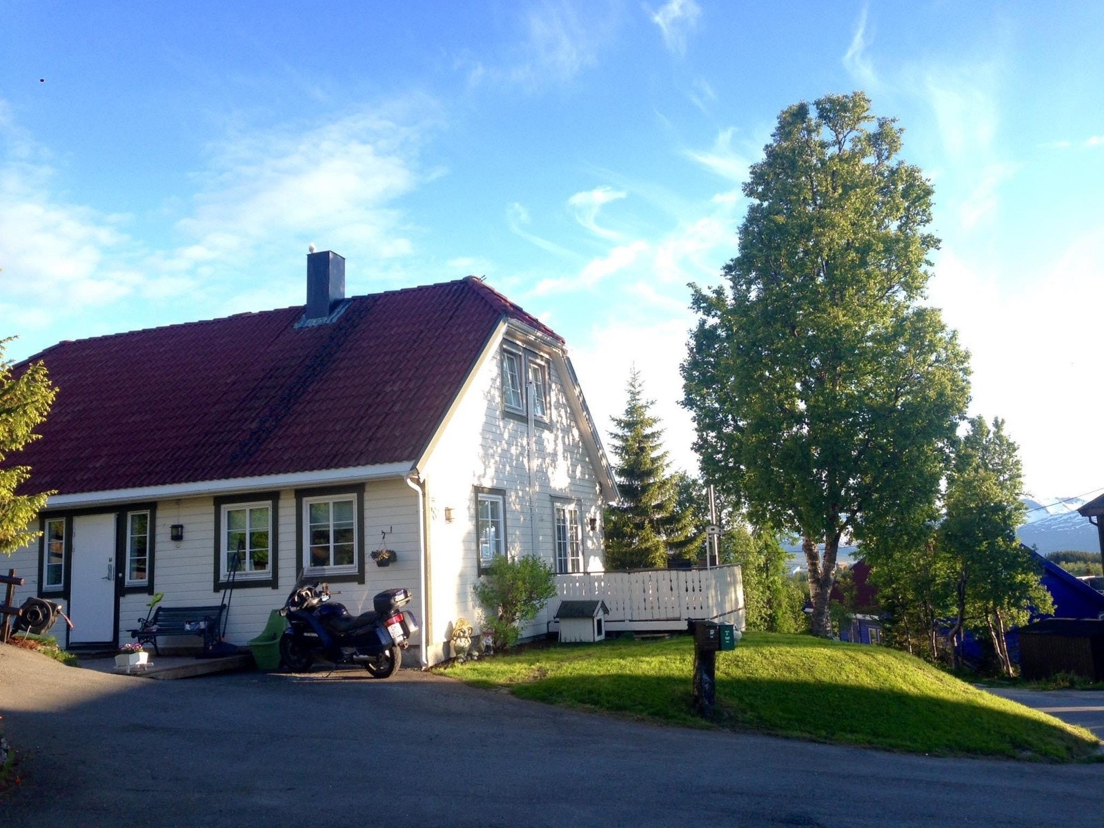 Selgers private foto. Frodig hage med plen. Galleribilde