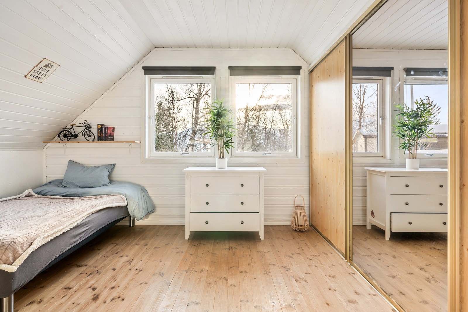 Soverom nr 2 i etasjen har stor og dyp skyvedørsgarderobe, som nesten framstår som en ekstra bod. Galleribilde