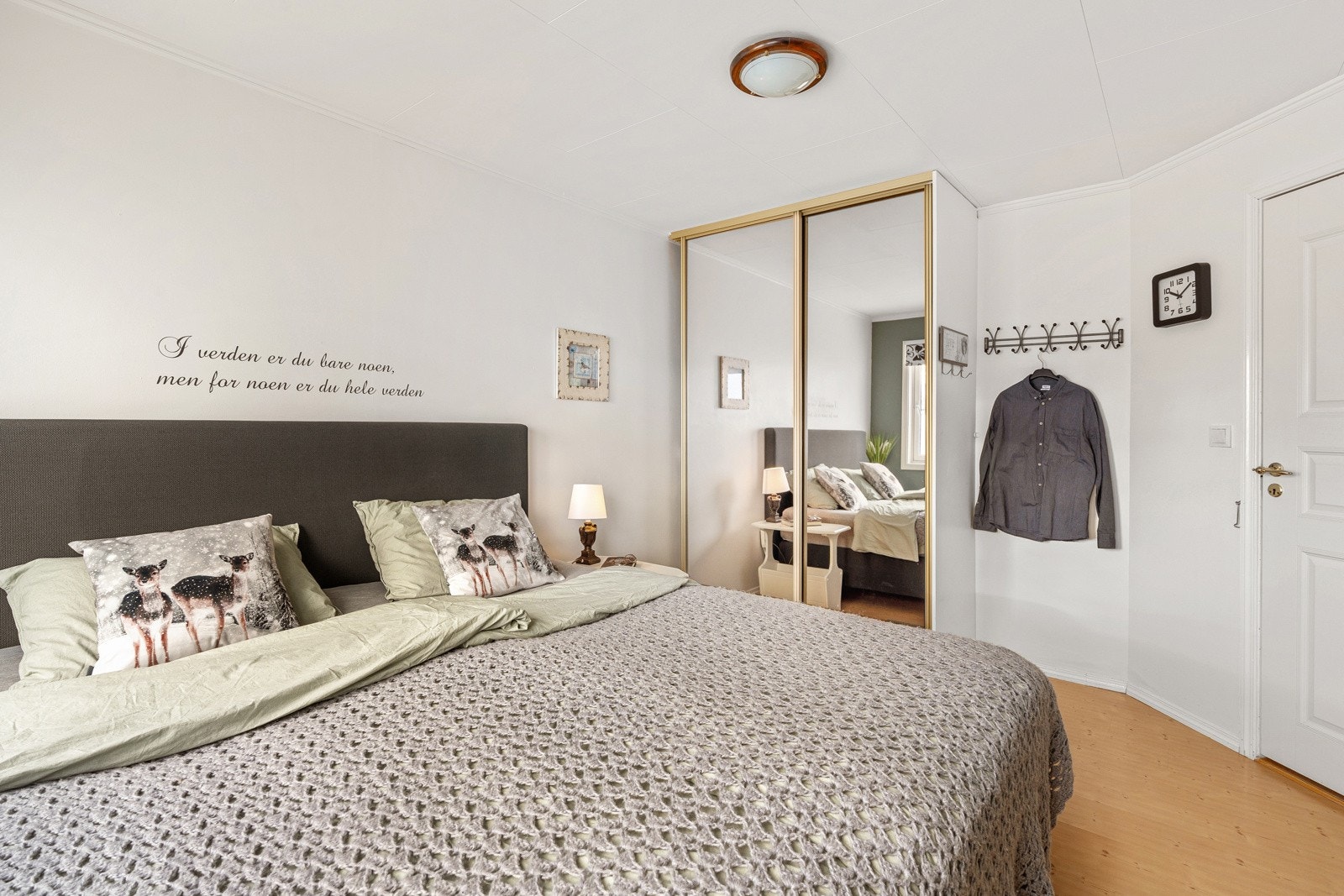 Hovedsoverommet ligger i 1. etasje og er innredet med skyvedørsgarderobe. Galleribilde